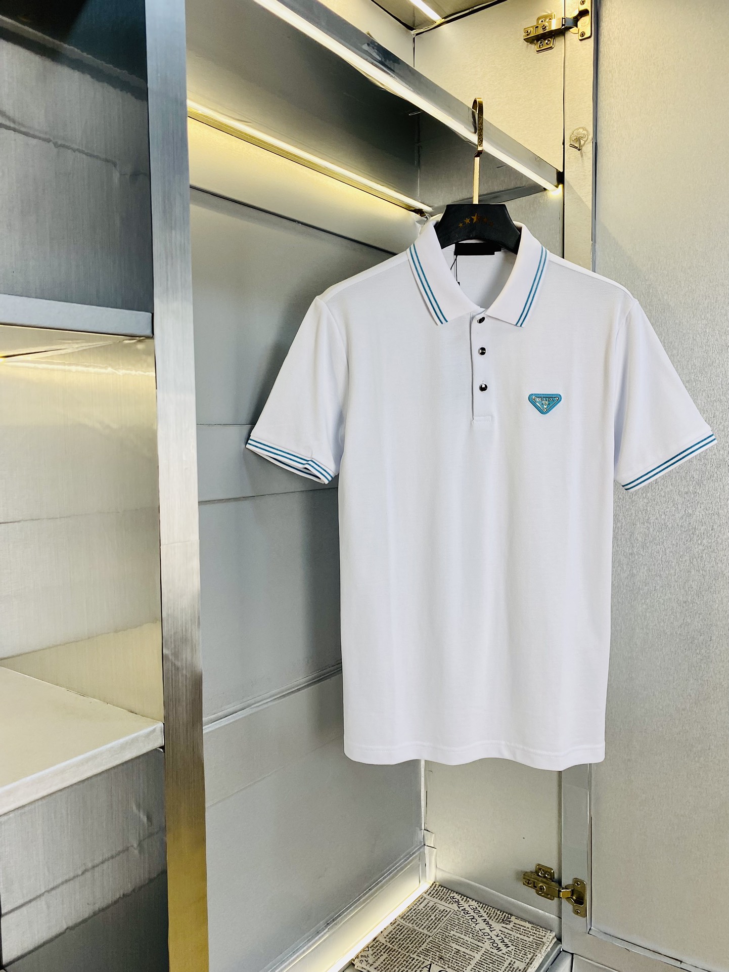 NO:154196,200 catties can be worn Prada Prada original single quality 2025 latest clothes Short-sleeved lapel Short-sleeved Polo Selected counter customized top-grade imported mercerized cotton fabric. All details are perfectly 100% replicated. Original hardware High-end customized auxiliary materials Original original mark Excellent upper body effect Number M-3XL,,prada,prada,T-shirt,alexander wang19860909可穿200斤 普拉达Prada 原单品质 2025最新款衣服 短袖翻领短袖Polo 精选专柜订制顶级朱地丝光棉进口面料 所有细节做工完美1比1复刻 还原正品百分百 原版五金 高端订制辅料 原厂原标 上身效果超赞 码数 M-3XL,,prada,prada,T-shirt,alexander wang,Men's clothing