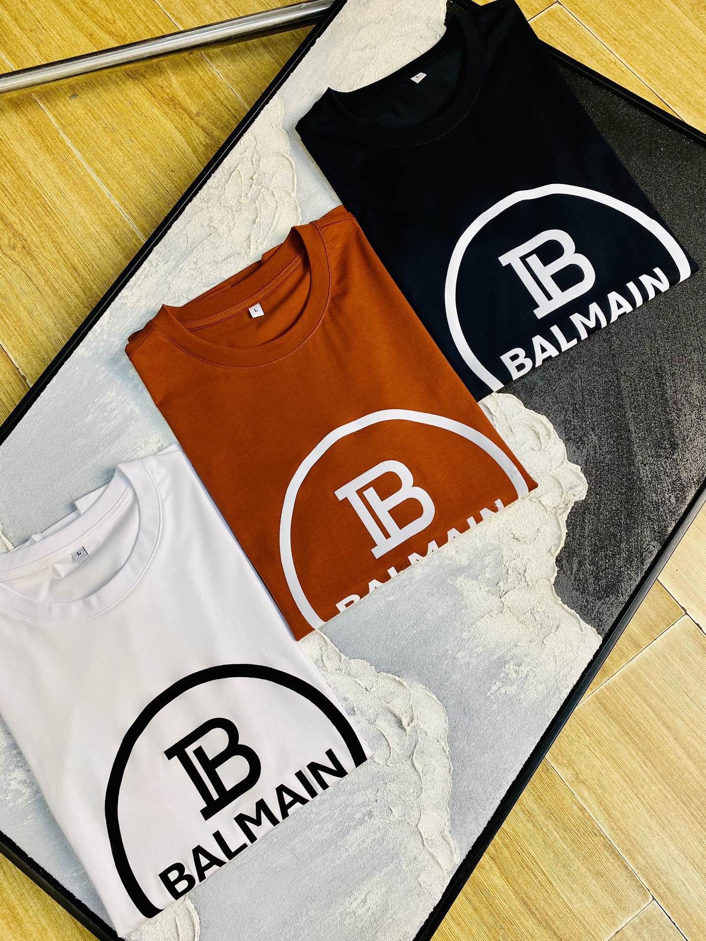 NO:159135,The same style on the official website can wear 205 catties. Balmain original single quality. The latest short-sleeved style. Selected counter customized top-grade double mercerized cotton imported fabric. All details are perfectly 100% replicated. Original hardware. High-end customized auxiliary materials. Original original mark. The upper body effect is excellent. Number of codes. M-4XL,,balmain,balmain,T-shirt,alexander wang.19860909官网同款可穿205斤 巴尔曼Balmain 原单品质 最新款短袖 精选专柜订制顶级双丝光棉进口面料 所有细节做工完美1比1复刻 还原正品百分百 原版五金 高端订制辅料 原厂原标 上身效果超赞 码数 M-4XL,,balmain,balmain,T-shirt,alexander wang,Men's clothing