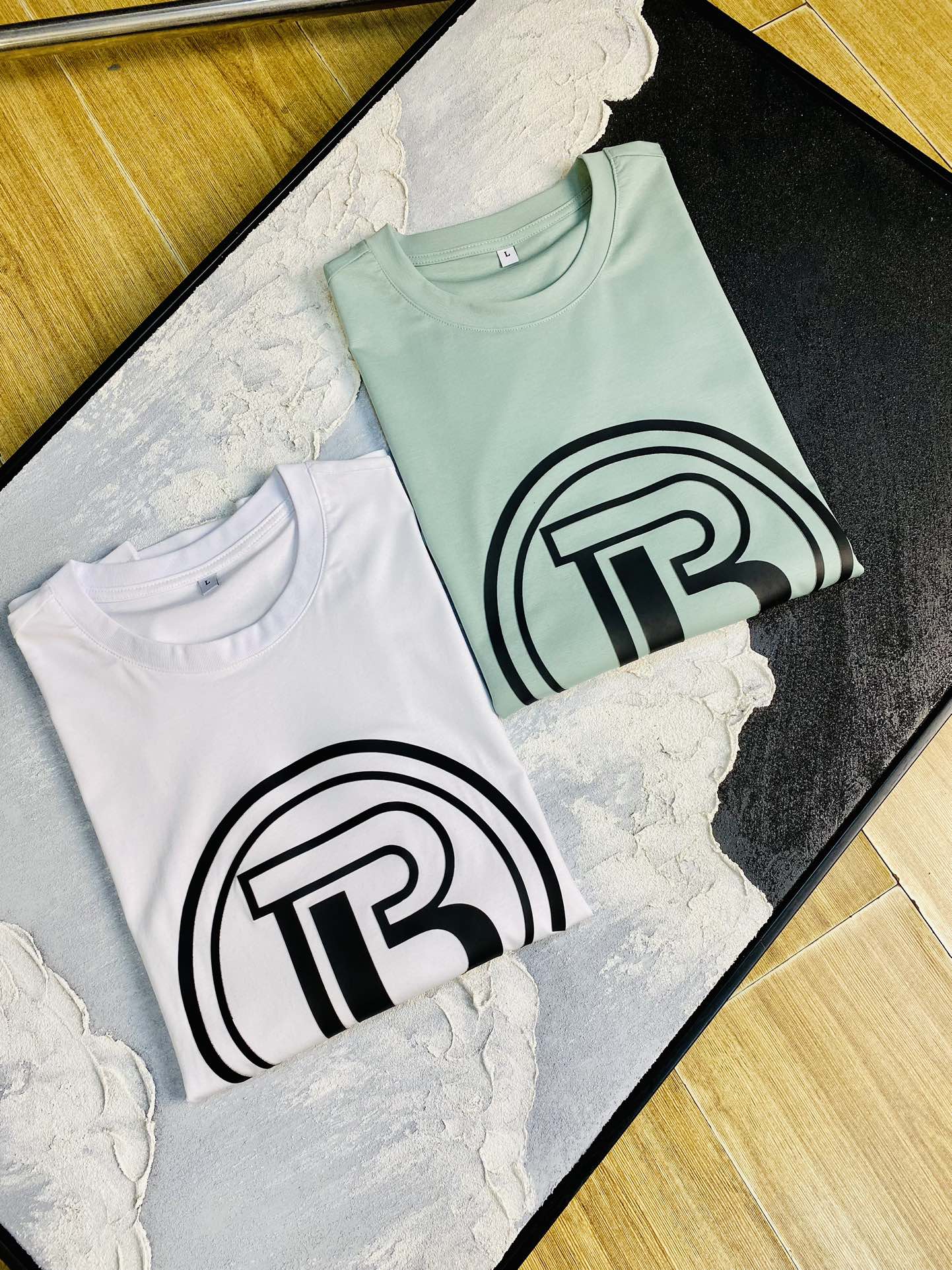 NO:510621,The same style on the official website can wear 205 catties. Balmain original single quality. The latest short-sleeved style of 2025. Selected counter customized top-grade double mercerized cotton imported fabric. All details are perfectly 100% replicated. Original hardware. High-end customized auxiliary materials. Original original mark. The upper body effect is excellent. Number of codes: M-4XL,,balmain,balmain,T-shirt,alexander wang.19860909官网同款可穿205斤 巴尔曼Balmain 原单品质 2025最新款短袖 精选专柜订制顶级双丝光棉进口面料 所有细节做工完美1比1复刻 还原正品百分百 原版五金 高端订制辅料 原厂原标 上身效果超赞 码数 M-4XL,,balmain,balmain,T-shirt,alexander wang,Men's clothing