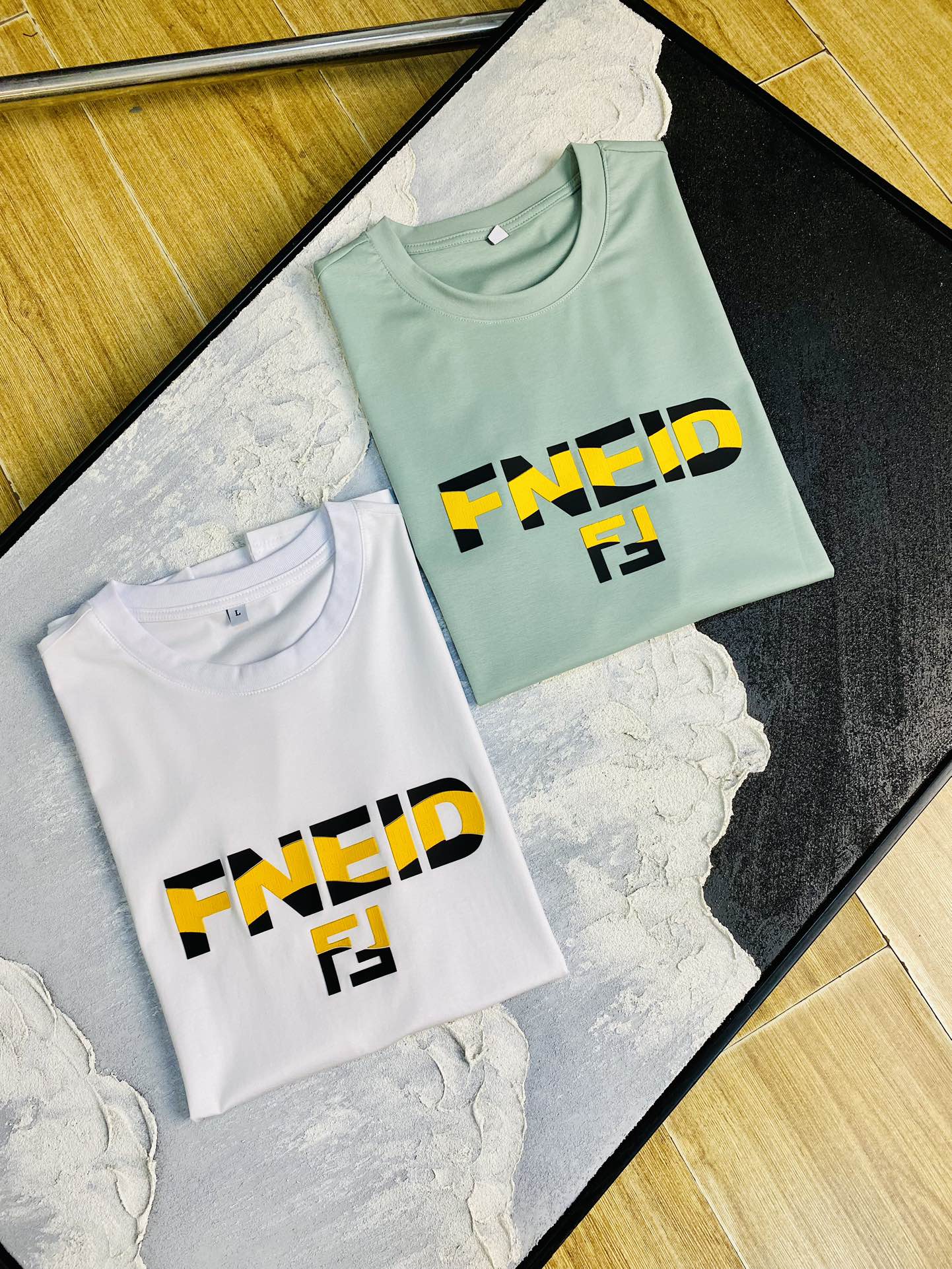 NO:140954,The same style on the official website can wear 205 catties. Fendi Fendi original single quality. The latest short-sleeved style. Selected counter customized top-grade double mercerized cotton imported fabric. All details are perfectly 100% replicated. Original hardware. High-end customized auxiliary materials. Original original mark. The upper body effect is excellent. Number of codes. M-4XL,,fendi,fendi,T-shirt,alexander wang.19860909官网同款可穿205斤 芬迪Fendi 原单品质 最新款短袖 精选专柜订制顶级双丝光棉进口面料 所有细节做工完美1比1复刻 还原正品百分百 原版五金 高端订制辅料 原厂原标 上身效果超赞 码数 M-4XL,,fendi,fendi,T-shirt,alexander wang,Men's clothing