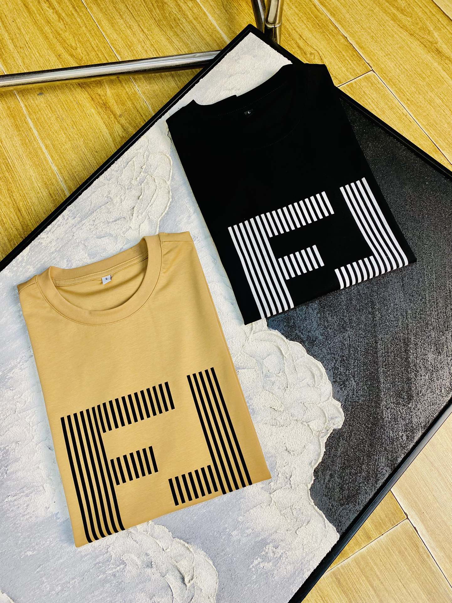 NO:159138,The same style on the official website can wear 205 catties. Fendi Fendi original single quality. The latest short-sleeved style. Selected counter customized top-grade double mercerized cotton imported fabric. All details are perfectly 100% replicated. Original hardware. High-end customized auxiliary materials. Original original mark. The upper body effect is excellent. Number of codes. M-4XL,,fendi,fendi,T-shirt,alexander wang.19860909官网同款可穿205斤 芬迪Fendi 原单品质 最新款短袖 精选专柜订制顶级双丝光棉进口面料 所有细节做工完美1比1复刻 还原正品百分百 原版五金 高端订制辅料 原厂原标 上身效果超赞 码数 M-4XL,,fendi,fendi,T-shirt,alexander wang,Men's clothing