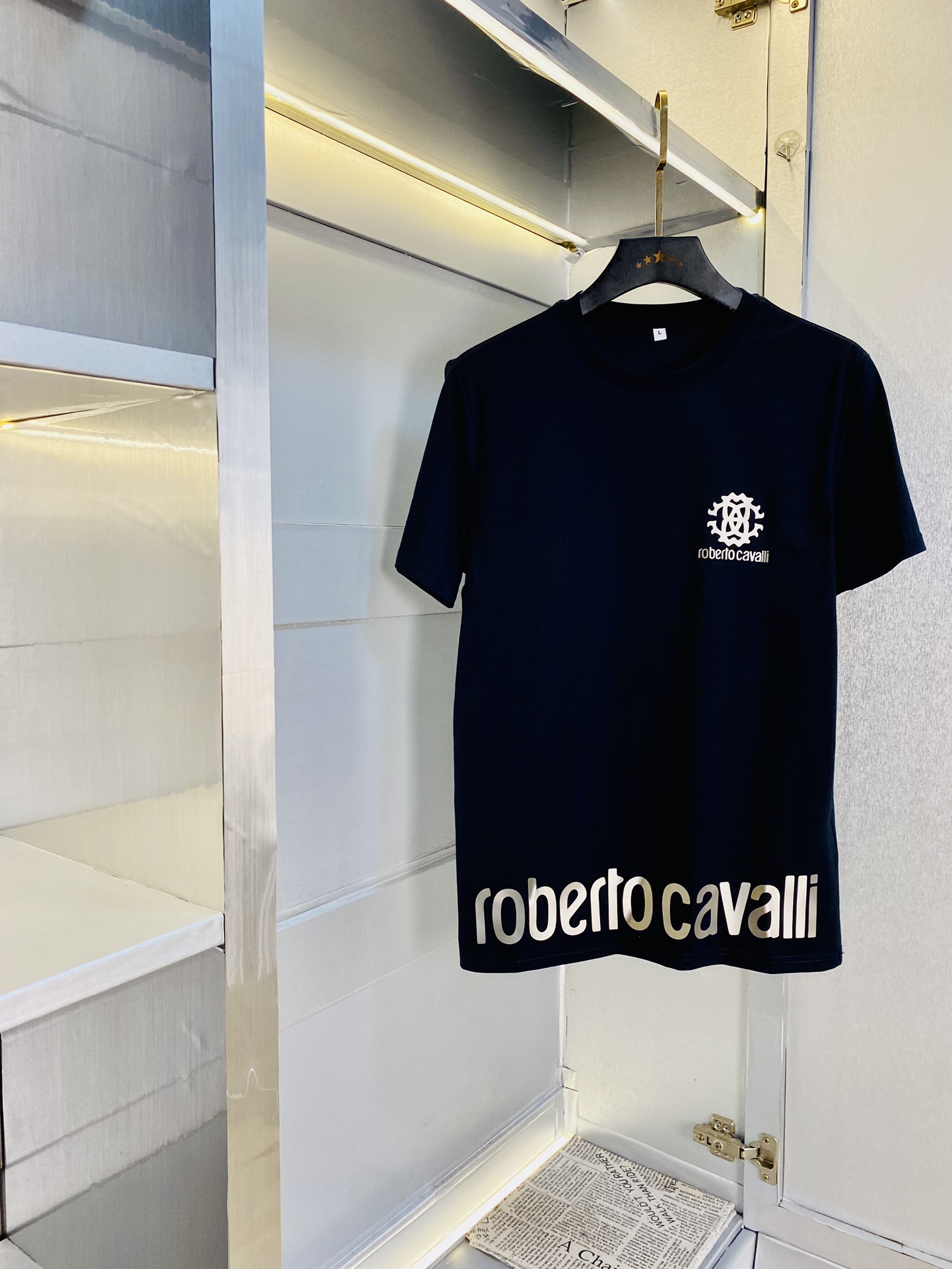 NO:510624,The same style on the official website can wear 205 catties. Cavalli. Original single quality. The latest short-sleeved style of 2025. Selected counters to customize the top-grade double mercerized cotton imported fabric. All details are perfectly 100% replicated. Original hardware. High-end customized auxiliary materials. Original original mark. Excellent upper body effect. Number of codes. M-4XL,,T-shirt,alexander wang.19860909官网同款可穿205斤 卡瓦利 原单品质 2025最新款短袖 精选专柜订制顶级双丝光棉进口面料 所有细节做工完美1比1复刻 还原正品百分百 原版五金 高端订制辅料 原厂原标 上身效果超赞 码数 M-4XL,,T-shirt,alexander wang,Men's clothing