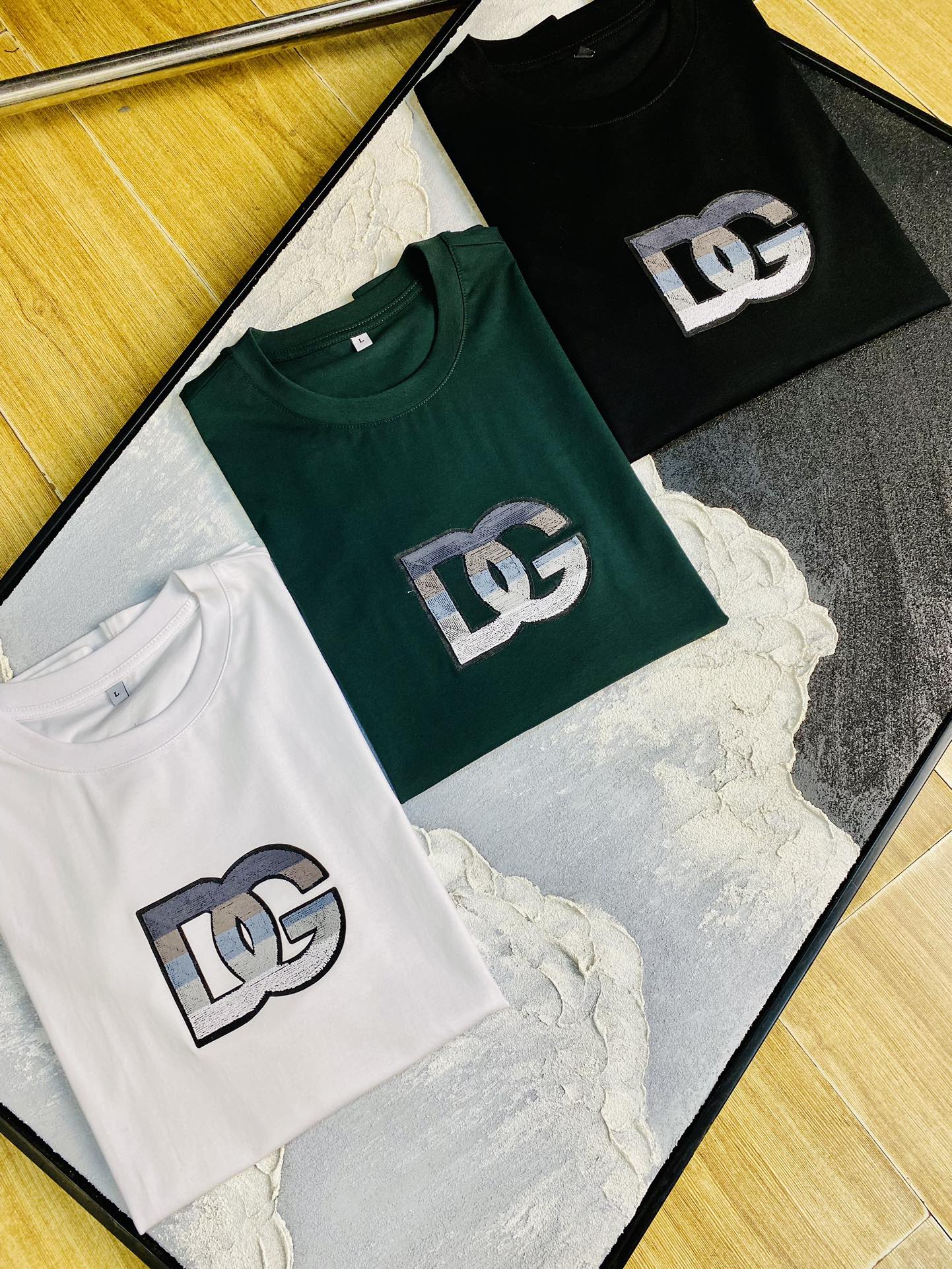 NO:151560,The same style on the official website can wear 205 catties. Dolce & Gabbana DG. Original quality. Latest short-sleeved style. Selected counter customized top-grade double mercerized cotton imported fabric. All details are perfectly 100% replicated. Original hardware. High-end customized auxiliary materials. Original original mark. Excellent upper body effect. Number of codes. M-4XL,,Dolce & Gabbana,Dolce & Gabbana,T-shirt,alexander wang.19860909官网同款可穿205斤 杜嘉班纳DG 原单品质 最新款短袖 精选专柜订制顶级双丝光棉进口面料 所有细节做工完美1比1复刻 还原正品百分百 原版五金 高端订制辅料 原厂原标 上身效果超赞 码数 M-4XL,,Dolce&Gabbana,Dolce&Gabbana,T-shirt,alexander wang,Men's clothing