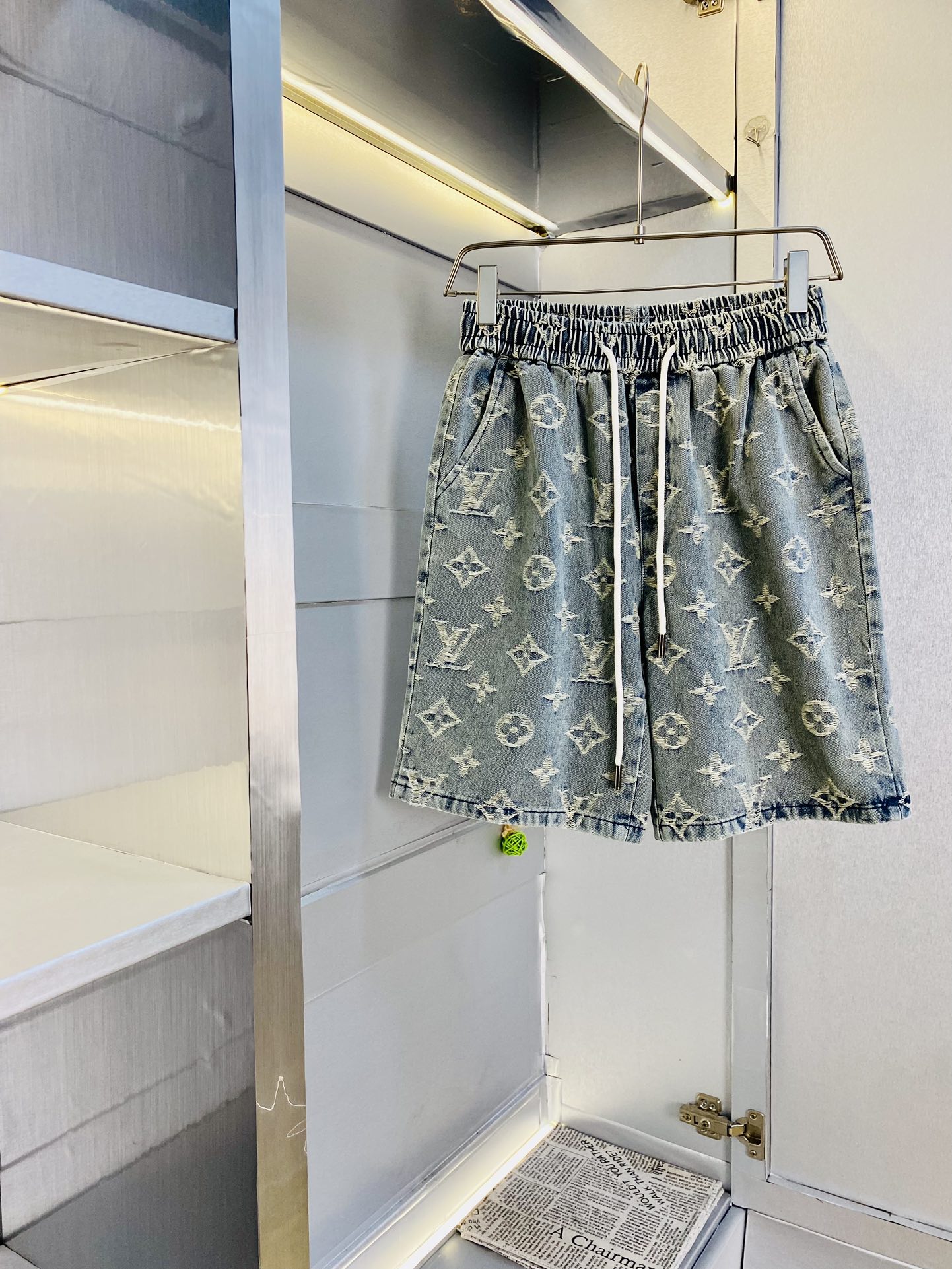 NO:424702,The original official website can wear 220 kilograms of Louis Vuitton Lv. Simple and fashionable. Summer summer elastic pants casual pants jeans jeans shorts 5-inch pants are very comfortable to wear, low-key and luxurious. They are very classy when worn. There is no need to say much about the style and cutting of the pants. The upper body is exquisite and vivid. It is truly first-class and top-quality. It is truly palace-level. The most famous tannin cloth is produced. It is of excellent quality. It has been washed heavily and makes the pants very soft!  Straight-footed style, not picky, the upper body is absolutely stylish, the waist is inlaid with silver jewelry, extremely luxurious. Number of sizes: M-4XL, louis vuitton, louis vuitton, shorts, jeans, alexander wang19860909官网原单货 可穿220斤路易威登Lv 简约时尚 夏季夏款松紧裤休闲裤牛仔裤牛仔短裤五分裤身穿着非常舒适 低调不失奢华 穿出去非常有档次,裤型款式和裁剪亦无需多言 上身精致跃然.真正一等一顶级质料 真正殿堂级 生产出最有名的单宁布 品质卓然,经过重水洗使得裤子很柔软！直脚的版型 不挑人 上身绝对的有型 裤腰镶嵌银饰达人设计 极度奢华.码数:M-4XL,,louis vuitton,louis vuitton,shorts,jeans,alexander wang,Men's clothing