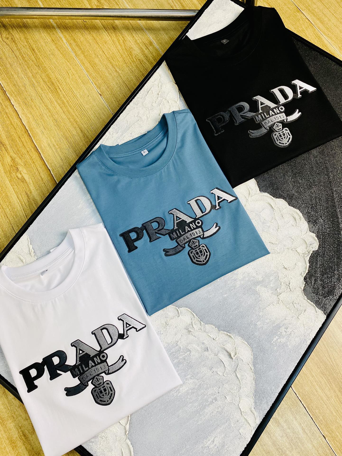 NO:151541,The same style on the official website can wear 205 catties Prada Prada original single quality Latest short sleeves Selected counter custom-made top double mercerized cotton imported fabrics All details are perfectly 1 to 1 replicate, restore the authentic 100% original hardware High-end custom auxiliary materials Original factory original standard The upper body effect is excellent Number of codes M-4XL,,prada,prada,T-shirt,alexander wang19860909官网同款可穿205斤 普拉达Prada 原单品质 最新款短袖 精选专柜订制顶级双丝光棉进口面料 所有细节做工完美1比1复刻 还原正品百分百 原版五金 高端订制辅料 原厂原标 上身效果超赞 码数 M-4XL,,prada,prada,T-shirt,alexander wang,Men's clothing