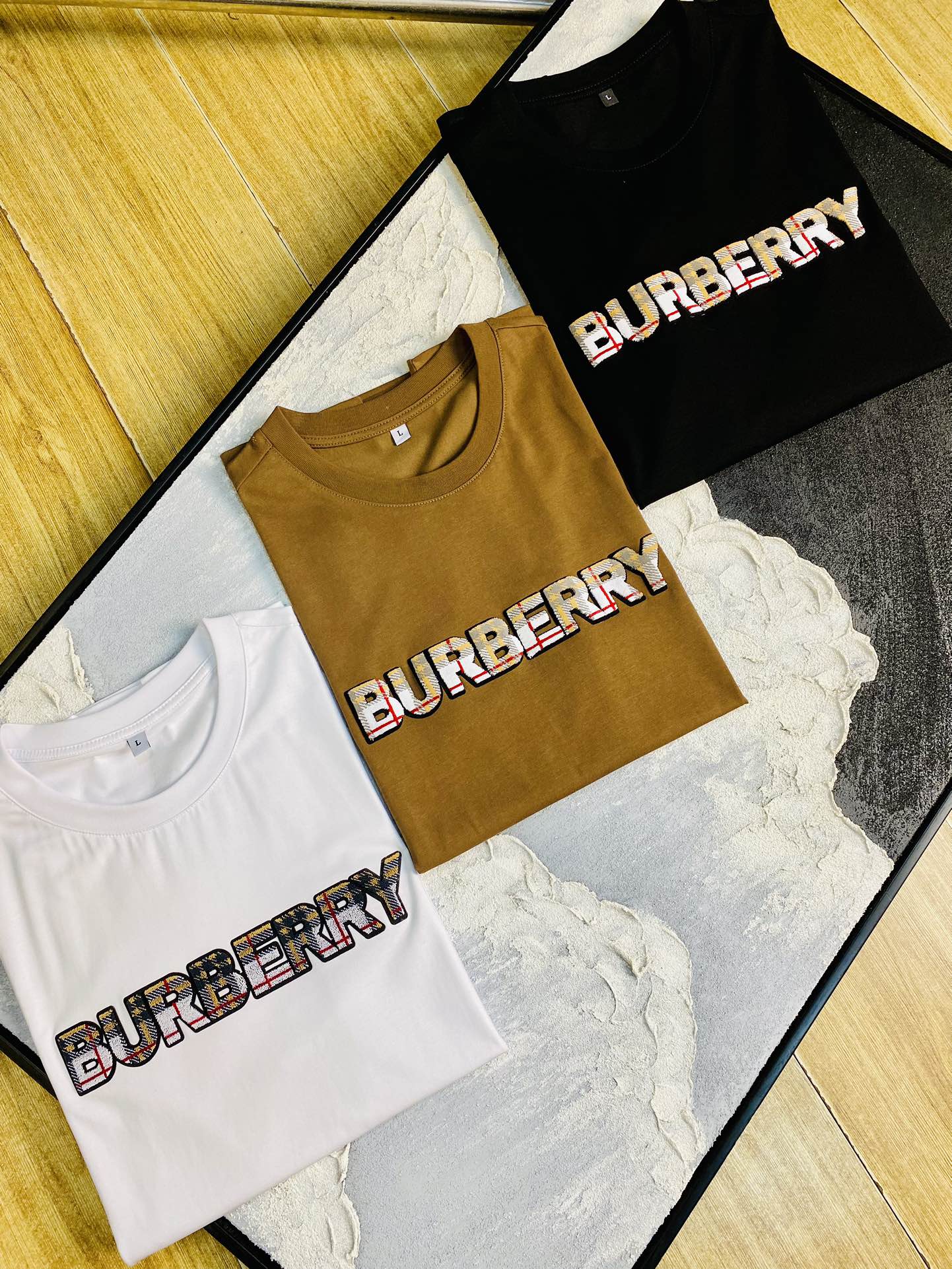 NO:159140,The same style on the official website can wear 205 catties. Burberry Burberry original single quality. The latest short-sleeved style. Selected counter customized top-grade double mercerized cotton imported fabric. All details are perfectly 100% replicated. Original hardware. High-end customized auxiliary materials. Original original mark. Excellent upper body effect. Number of codes. M-4XL,,burberry,burberry,T-shirt,alexander wang.19860909官网同款可穿205斤 巴宝莉Burberry 原单品质 最新款短袖 精选专柜订制顶级双丝光棉进口面料 所有细节做工完美1比1复刻 还原正品百分百 原版五金 高端订制辅料 原厂原标 上身效果超赞 码数 M-4XL,,burberry,burberry,T-shirt,alexander wang,Men's clothing