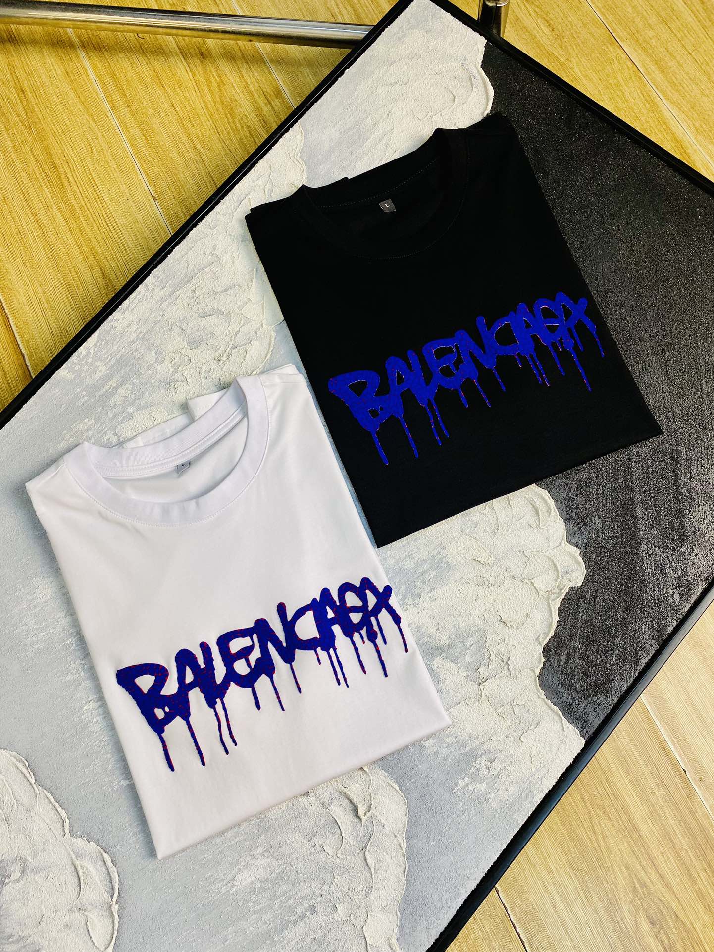 NO:151563,The same style on the official website can wear 205 catties. Balenciaga original single quality. The latest short-sleeved style. Selected counter customized top-grade double mercerized cotton imported fabric. All details are perfectly 100% replicated. Original hardware. High-end customized auxiliary materials. Original original mark. Excellent upper body effect. Number of codes. M-4XL,,balenciaga,balenciaga,T-shirt,alexander wang.19860909官网同款可穿205斤 巴黎世家Balenciaga 原单品质 最新款短袖 精选专柜订制顶级双丝光棉进口面料 所有细节做工完美1比1复刻 还原正品百分百 原版五金 高端订制辅料 原厂原标 上身效果超赞 码数 M-4XL,,balenciaga,balenciaga,T-shirt,alexander wang,Men's clothing