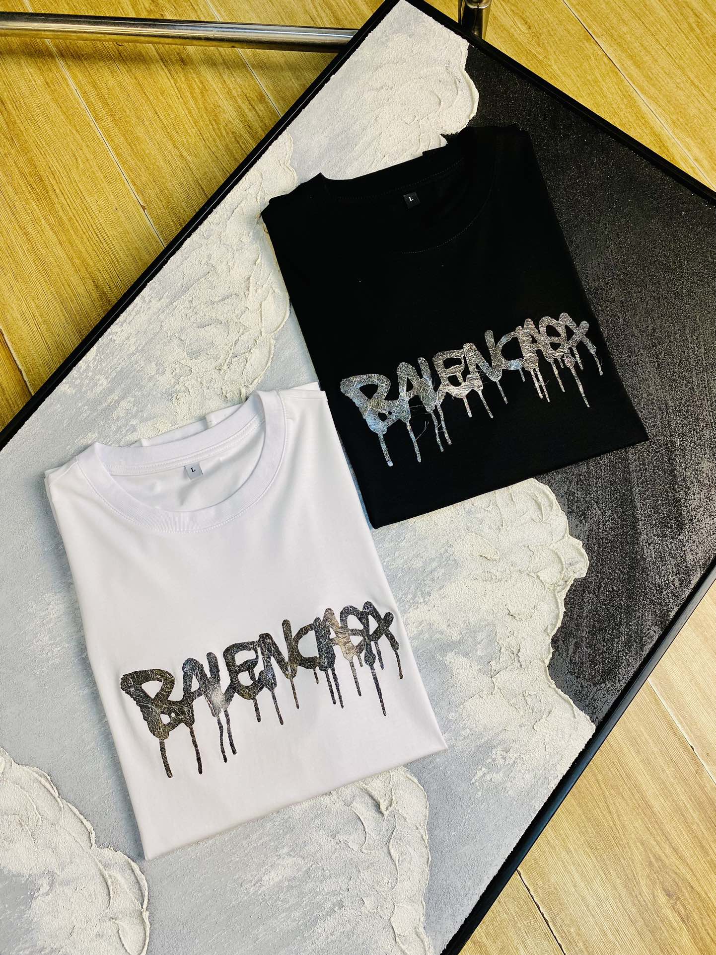 NO:140956,The same style on the official website can wear 205 catties. Balenciaga original single quality. The latest short-sleeved style. Selected counter customized top-grade double mercerized cotton imported fabric. All details are perfectly 100% replicated. Original hardware. High-end customized auxiliary materials. Original original mark. Excellent upper body effect. Number of codes. M-4XL,,balenciaga,balenciaga,T-shirt,alexander wang.19860909官网同款可穿205斤 巴黎世家Balenciaga 原单品质 最新款短袖 精选专柜订制顶级双丝光棉进口面料 所有细节做工完美1比1复刻 还原正品百分百 原版五金 高端订制辅料 原厂原标 上身效果超赞 码数 M-4XL,,balenciaga,balenciaga,T-shirt,alexander wang,Men's clothing