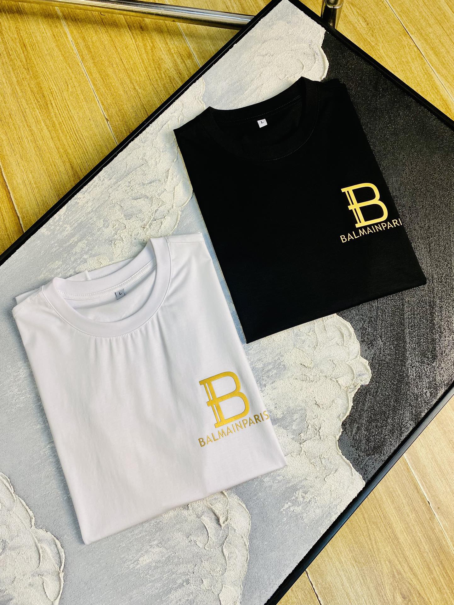 NO:606410,The same style on the official website can be worn up to 205 pounds. Balmain original quality. The latest short-sleeved. Selected counters to customize top-grade double mercerized cotton imported fabrics. All details are perfectly made and reproduced 1:1. 100% authentic. Original hardware. High-end customized accessories. Original factory original label. The upper body effect is great. Size M-4XL, balmain, balmain, T-shirt, alexander wang19860909官网同款可穿205斤 巴尔曼Balmain 原单品质 最新款短袖 精选专柜订制顶级双丝光棉进口面料 所有细节做工完美1比1复刻 还原正品百分百 原版五金 高端订制辅料 原厂原标 上身效果超赞 码数 M-4XL,,balmain,balmain,T-shirt,alexander wang,Men's clothing