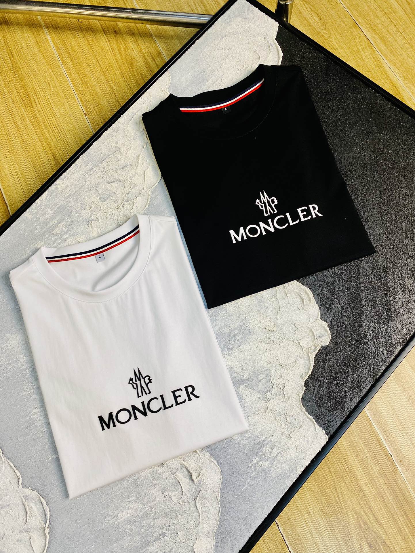 NO:159142,The same style on the official website can wear 205 catties. Moncler. Original single quality. Latest short-sleeved style. Customized top-grade double mercerized cotton imported fabrics for selected counters. All details are perfectly 100% replicated. Original hardware. High-end customized auxiliary materials. Original original mark. Excellent upper body effect. Number of codes. M-4XL,,christian louboutin,Moncler,T-shirt,alexander wang.19860909官网同款可穿205斤 蒙口Moncler 原单品质 最新款短袖 精选专柜订制顶级双丝光棉进口面料 所有细节做工完美1比1复刻 还原正品百分百 原版五金 高端订制辅料 原厂原标 上身效果超赞 码数 M-4XL,,christian louboutin,Moncler,T-shirt,alexander wang,Men's clothing