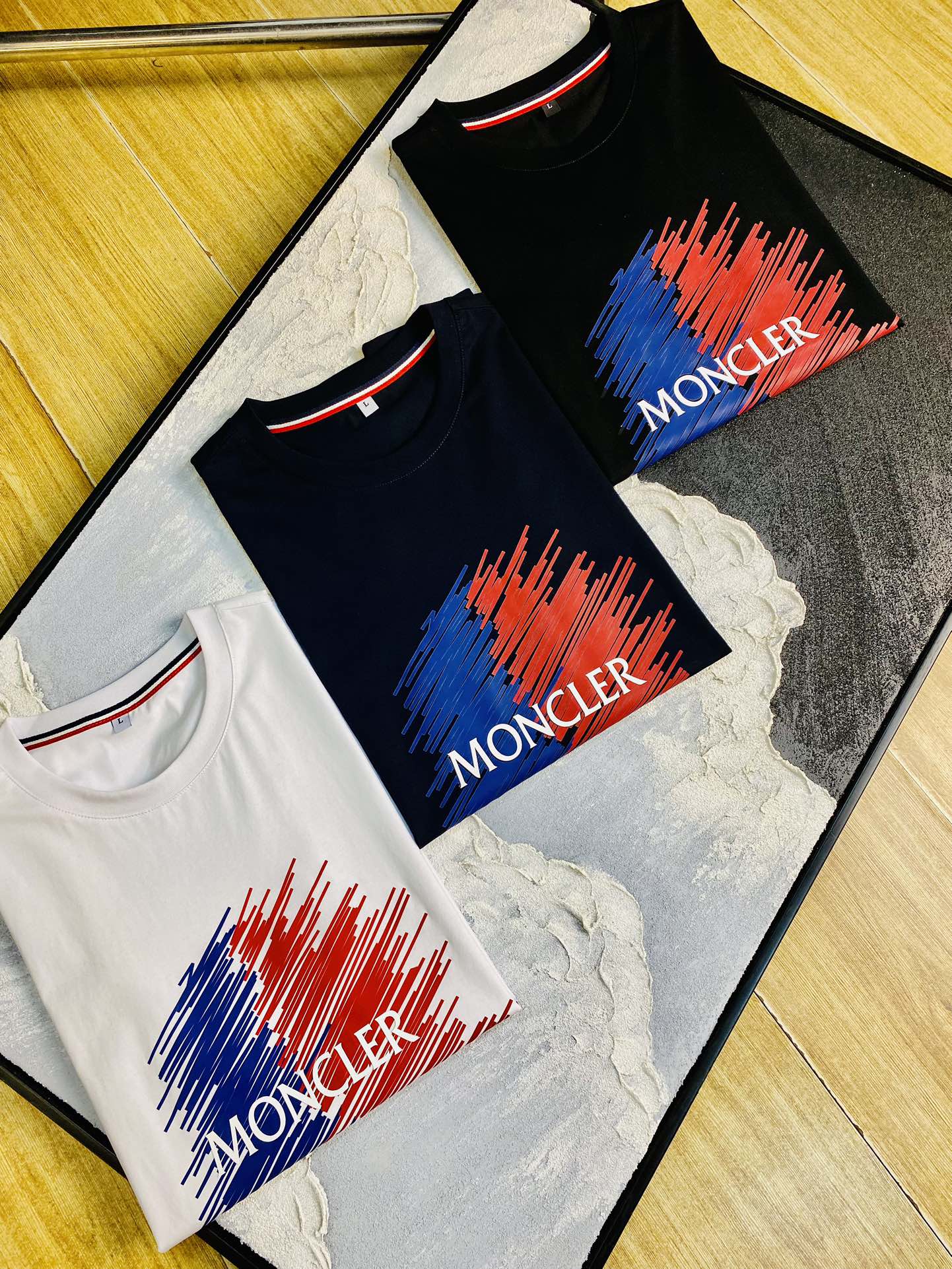 NO:151550,The same style on the official website can wear 205 catties. Moncler. Original single quality. Latest short-sleeved style. Selected counter customized top-grade double mercerized cotton imported fabric. All details are perfectly 100% replicated. Original hardware. High-end customized auxiliary materials. Original original mark. Excellent upper body effect. Number of codes. M-4XL,,christian louboutin,Moncler,T-shirt,alexander wang.19860909官网同款可穿205斤 蒙口Moncler 原单品质 最新款短袖 精选专柜订制顶级双丝光棉进口面料 所有细节做工完美1比1复刻 还原正品百分百 原版五金 高端订制辅料 原厂原标 上身效果超赞 码数 M-4XL,,christian louboutin,Moncler,T-shirt,alexander wang,Men's clothing