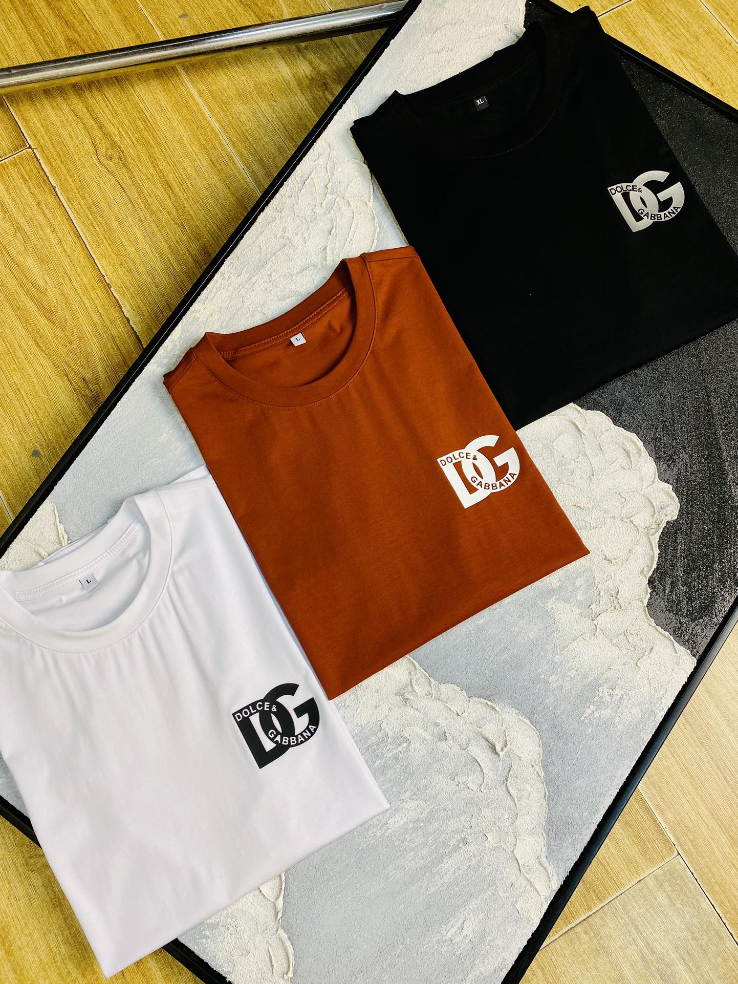 NO:472579,The same style on the official website can wear 205 catties. Dolce & Gabbana DG. Original single quality. The latest short-sleeved style of 2025. Selected counter customized top-grade double mercerized cotton imported fabric. All details are perfectly 100% replicated. Original hardware. High-end customized auxiliary materials. Original original mark. Excellent upper body effect. Number of codes. M-4XL,,Dolce & Gabbana,T-shirt,alexander wang.19860909官网同款可穿205斤 杜嘉班纳DG 原单品质 2025最新款短袖 精选专柜订制顶级双丝光棉进口面料 所有细节做工完美1比1复刻 还原正品百分百 原版五金 高端订制辅料 原厂原标 上身效果超赞 码数 M-4XL,,Dolce&Gabbana,T-shirt,alexander wang,Men's clothing