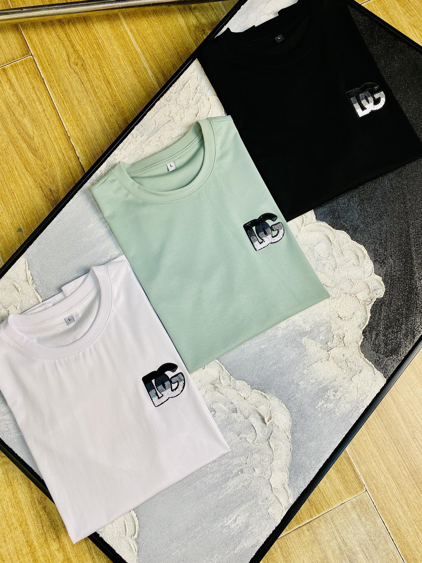 NO:462954,The same style on the official website can wear 205 catties. Dolce & Gabbana DG. Original single quality. The latest short-sleeved style of 2025. Selected counter customized top-grade double mercerized cotton imported fabric. All details are perfectly 100% replicated. Original hardware. High-end customized auxiliary materials. Original original mark. Excellent upper body effect. Number of codes. M-4XL,,Dolce & Gabbana,T-shirt,alexander wang.19860909官网同款可穿205斤 杜嘉班纳DG 原单品质 2025最新款短袖 精选专柜订制顶级双丝光棉进口面料 所有细节做工完美1比1复刻 还原正品百分百 原版五金 高端订制辅料 原厂原标 上身效果超赞 码数 M-4XL,,Dolce&Gabbana,T-shirt,alexander wang,Men's clothing