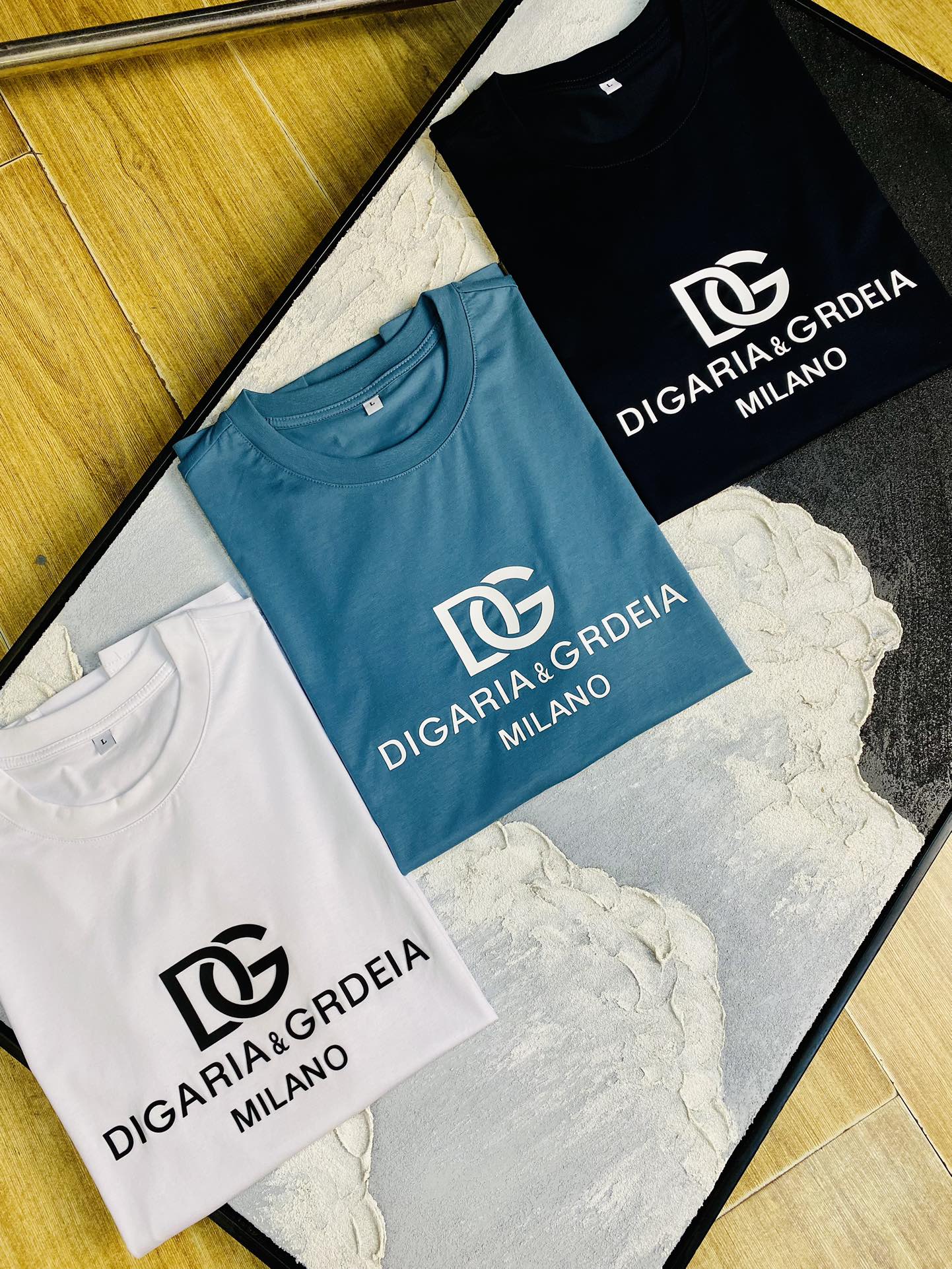 NO:132641,The same style on the official website can wear 205 catties. Dolce & Gabbana DG. Original quality. Latest short-sleeved style. Selected counter customized top-grade double mercerized cotton imported fabric. All details are perfectly 100% replicated. Original hardware. High-end customized auxiliary materials. Original original mark. Excellent upper body effect. Number of codes. M-4XL,,Dolce & Gabbana,Dolce & Gabbana,T-shirt,alexander wang.19860909官网同款可穿205斤 杜嘉班纳DG 原单品质 最新款短袖 精选专柜订制顶级双丝光棉进口面料 所有细节做工完美1比1复刻 还原正品百分百 原版五金 高端订制辅料 原厂原标 上身效果超赞 码数 M-4XL,,Dolce&Gabbana,Dolce&Gabbana,T-shirt,alexander wang,Men's clothing