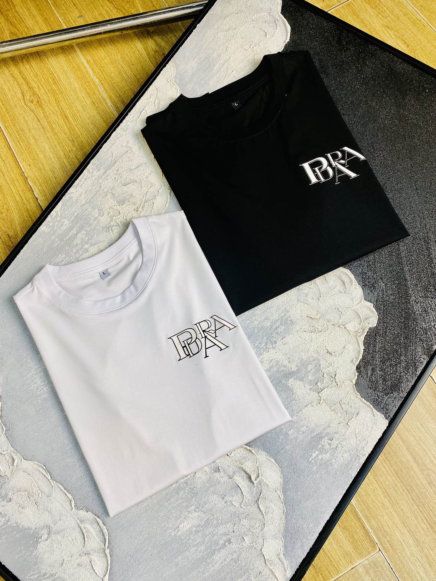 NO:420818,The same style on the official website can wear 205 catties. Prada Prada original single quality. The latest short-sleeved style. Selected counter customized top-grade double mercerized cotton imported fabric. All details are perfectly 100% replicated. Original hardware. High-end customized auxiliary materials. Original original mark. The upper body effect is excellent. Number of codes. M-4XL,,prada,prada,T-shirt,alexander wang.19860909官网同款可穿205斤 普拉达Prada 原单品质 最新款短袖 精选专柜订制顶级双丝光棉进口面料 所有细节做工完美1比1复刻 还原正品百分百 原版五金 高端订制辅料 原厂原标 上身效果超赞 码数 M-4XL,,prada,prada,T-shirt,alexander wang,Men's clothing