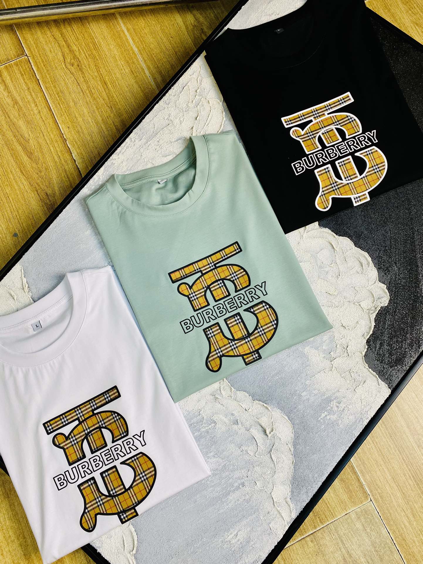 NO:131000,The same style on the official website can wear 205 catties. Burberry Burberry original single quality. The latest short-sleeved style of 2025. Selected counter customized top-grade double mercerized cotton imported fabric. All details are perfectly 100% replicated. Original hardware. High-end customized auxiliary materials. Original original mark. The upper body effect is excellent. Number of codes: M-4XL,,burberry,burberry,T-shirt,alexander wang.19860909官网同款可穿205斤 巴宝莉Burberry 原单品质 2025最新款短袖 精选专柜订制顶级双丝光棉进口面料 所有细节做工完美1比1复刻 还原正品百分百 原版五金 高端订制辅料 原厂原标 上身效果超赞 码数 M-4XL,,burberry,burberry,T-shirt,alexander wang,Men's clothing