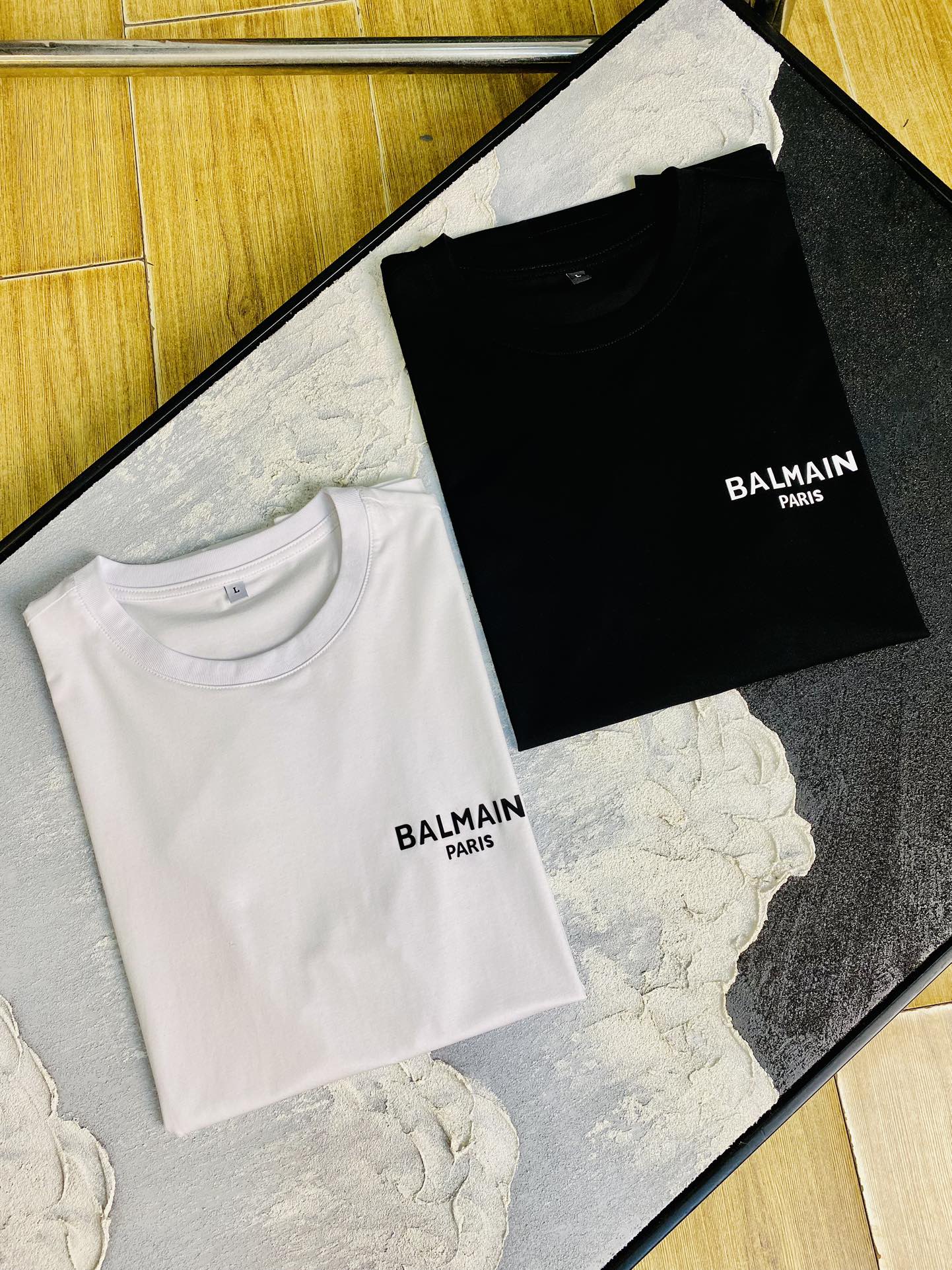 NO:449373,The same style on the official website can wear 205 catties. Balmain original single quality. The latest short-sleeved style of 2025. Selected counter customized top-grade double mercerized cotton imported fabric. All details are perfectly 100% replicated. Original hardware. High-end customized auxiliary materials. Original original mark. The upper body effect is excellent. Number of codes: M-4XL,,balmain,balmain,T-shirt,alexander wang.19860909官网同款可穿205斤 巴尔曼Balmain 原单品质 2025最新款短袖 精选专柜订制顶级双丝光棉进口面料 所有细节做工完美1比1复刻 还原正品百分百 原版五金 高端订制辅料 原厂原标 上身效果超赞 码数 M-4XL,,balmain,balmain,T-shirt,alexander wang,Men's clothing