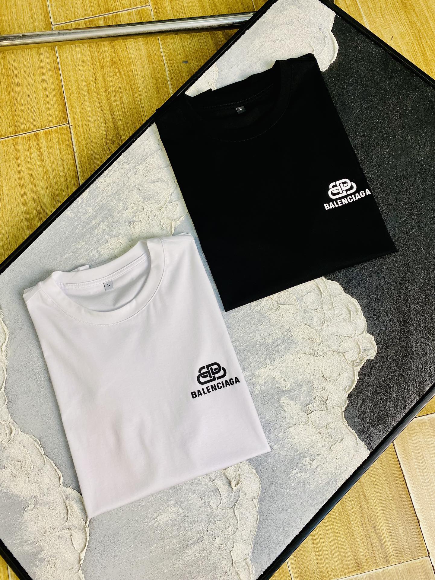 NO:606414,The same style on the official website can be worn up to 205 pounds. Balenciaga original quality. Latest short sleeves. Selected counters to customize top-grade double mercerized cotton imported fabrics. All details are perfectly made and reproduced 1:1 to restore 100% authenticity. Original hardware. High-end customized accessories. Original factory original label. Upper body effect is great. Size M-4XL,,balenciaga,balenciaga,T-shirt,alexander wang19860909官网同款可穿205斤 巴黎世家Balenciaga 原单品质 最新款短袖 精选专柜订制顶级双丝光棉进口面料 所有细节做工完美1比1复刻 还原正品百分百 原版五金 高端订制辅料 原厂原标 上身效果超赞 码数 M-4XL,,balenciaga,balenciaga,T-shirt,alexander wang,Men's clothing