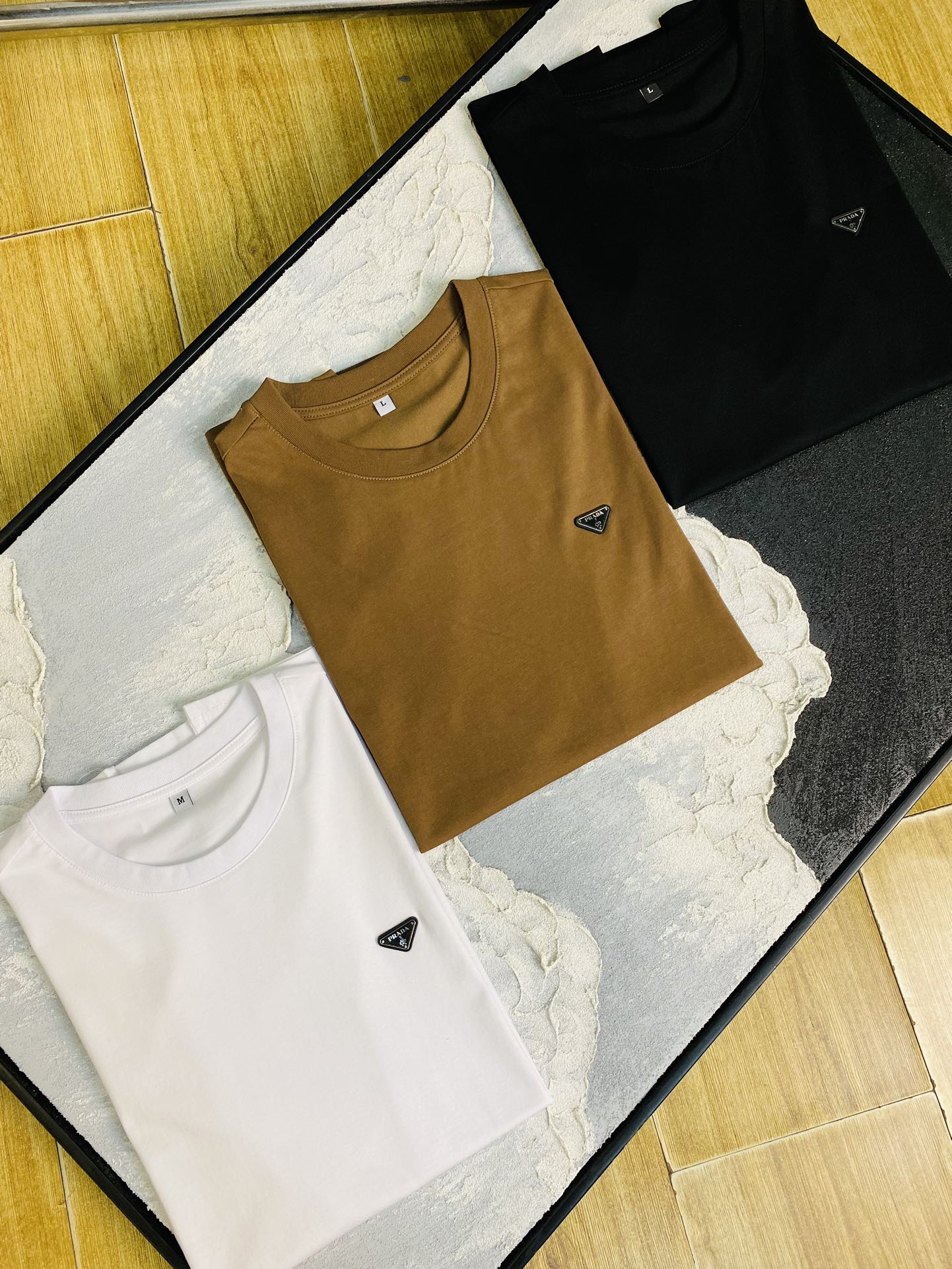 NO:606386,The same style on the official website can be worn up to 205 pounds. Prada original quality. The latest short-sleeved. Selected counters to customize top-grade double mercerized cotton imported fabrics. All details are perfectly made and reproduced 1:1. 100% authentic. Original hardware. High-end customized accessories. Original factory original label. The upper body effect is great. Size M-4XL, prada, prada, T-shirt, alexander wang19860909官网同款可穿205斤 普拉达Prada 原单品质 最新款短袖 精选专柜订制顶级双丝光棉进口面料 所有细节做工完美1比1复刻 还原正品百分百 原版五金 高端订制辅料 原厂原标 上身效果超赞 码数 M-4XL,,prada,prada,T-shirt,alexander wang,Men's clothing