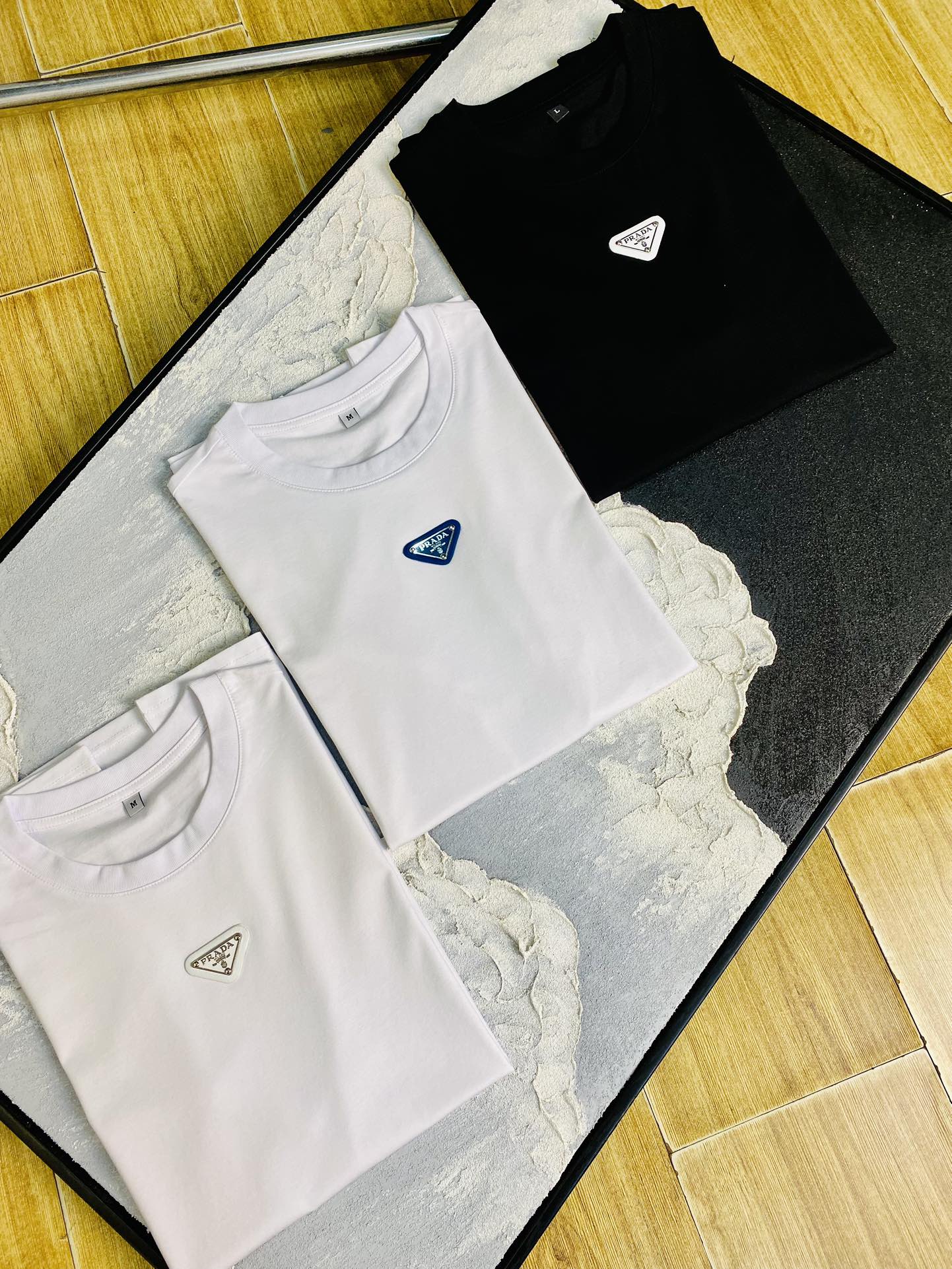 NO:420840,The same style on the official website can wear 205 catties. Prada Prada original single quality. The latest short-sleeved style. Selected counter customized top-grade double mercerized cotton imported fabric. All details are perfectly 100% replicated. Original hardware. High-end customized auxiliary materials. Original original mark. The upper body effect is excellent. Number of codes. M-4XL,,prada,prada,T-shirt,alexander wang.19860909官网同款可穿205斤 普拉达Prada 原单品质 最新款短袖 精选专柜订制顶级双丝光棉进口面料 所有细节做工完美1比1复刻 还原正品百分百 原版五金 高端订制辅料 原厂原标 上身效果超赞 码数 M-4XL,,prada,prada,T-shirt,alexander wang,Men's clothing