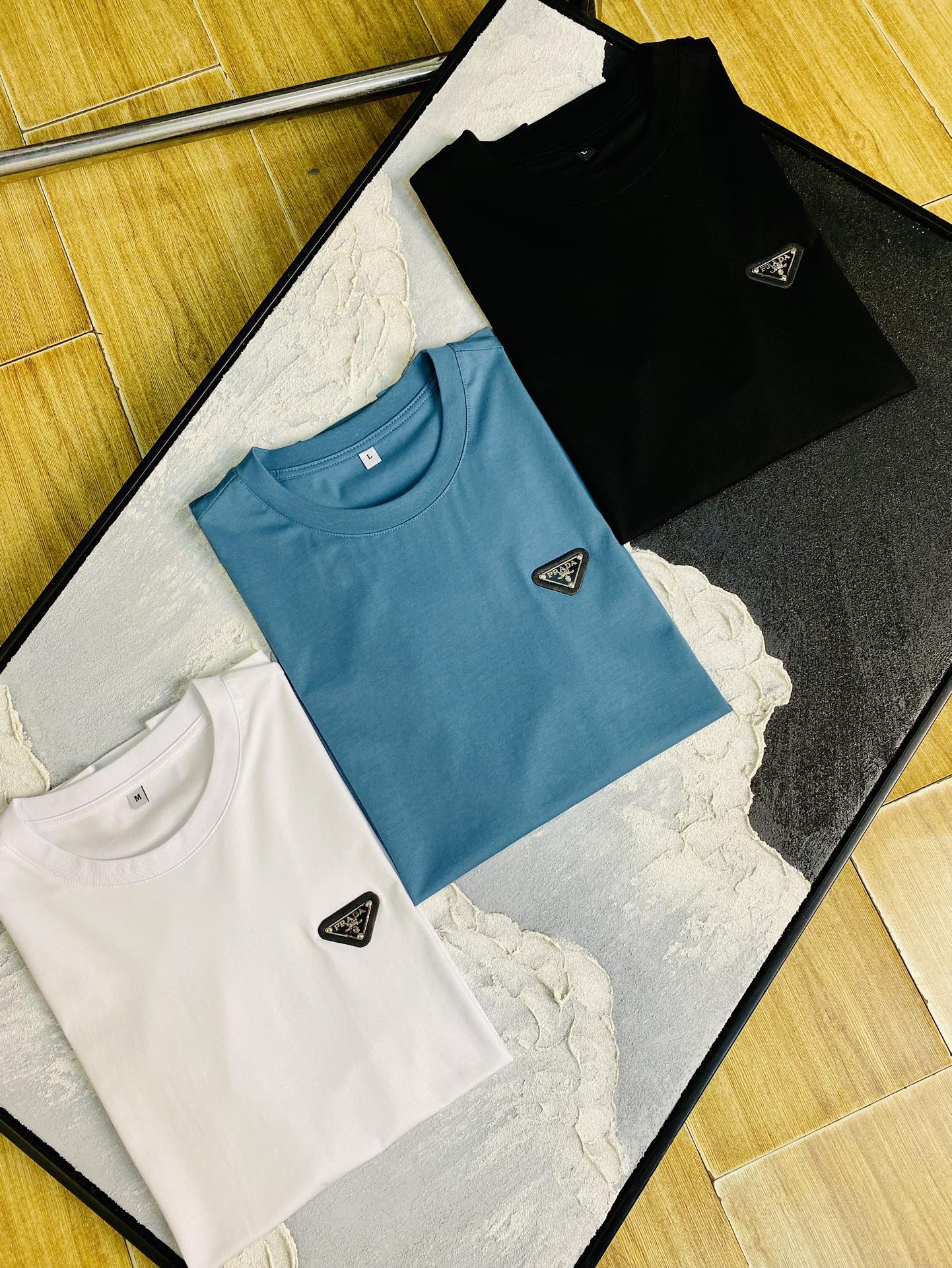 NO:161641,The same style on the official website can wear 205 catties. Prada Prada original single quality. The latest short-sleeved style of 2025. Selected counter customized top-grade double mercerized cotton imported fabric. All details are perfectly 100% replicated. Original hardware. High-end customized auxiliary materials. Original original mark. The upper body effect is excellent. Number of codes: M-4XL,,prada,prada,T-shirt,alexander wang.19860909官网同款可穿205斤 普拉达Prada 原单品质 2025最新款短袖 精选专柜订制顶级双丝光棉进口面料 所有细节做工完美1比1复刻 还原正品百分百 原版五金 高端订制辅料 原厂原标 上身效果超赞 码数 M-4XL,,prada,prada,T-shirt,alexander wang,Men's clothing