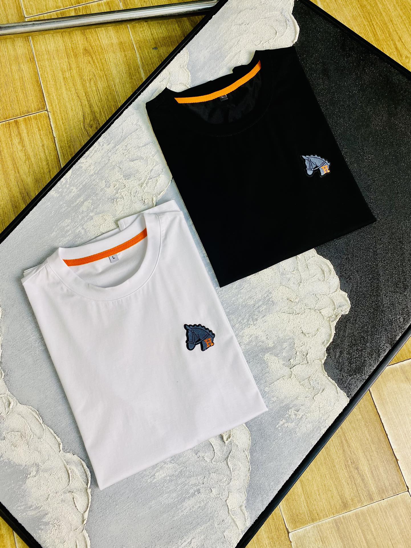 NO:161643,The same style on the official website can wear 205 kilograms. Hermes Hermes original single quality. The latest short-sleeved style of 2025. Selected counter customized top-grade double mercerized cotton imported fabric. All details are perfectly 100% replicated. Original hardware. High-end customized auxiliary materials. Original original mark. The upper body effect is excellent. Number of codes. M-4XL,,hermes,hermes,T-shirt,alexander wang.19860909官网同款可穿205斤 爱马仕Hermes 原单品质 2025最新款短袖 精选专柜订制顶级双丝光棉进口面料 所有细节做工完美1比1复刻 还原正品百分百 原版五金 高端订制辅料 原厂原标 上身效果超赞 码数 M-4XL,,hermes,hermes,T-shirt,alexander wang,Men's clothing