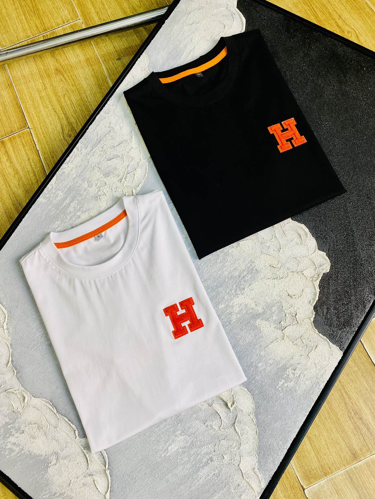 NO:138326,The same style on the official website can wear 205 catties. Hermes Hermes original single quality. The latest short-sleeved style. Selected counter customized top-grade double mercerized cotton imported fabric. All details are perfectly 100% replicated. Original hardware. High-end customized auxiliary materials. Original original mark. The upper body effect is excellent. Number of codes. M-4XL,,hermes,hermes,T-shirt,alexander wang.19860909官网同款可穿205斤 爱马仕Hermes 原单品质 最新款短袖 精选专柜订制顶级双丝光棉进口面料 所有细节做工完美1比1复刻 还原正品百分百 原版五金 高端订制辅料 原厂原标 上身效果超赞 码数 M-4XL,,hermes,hermes,T-shirt,alexander wang,Men's clothing