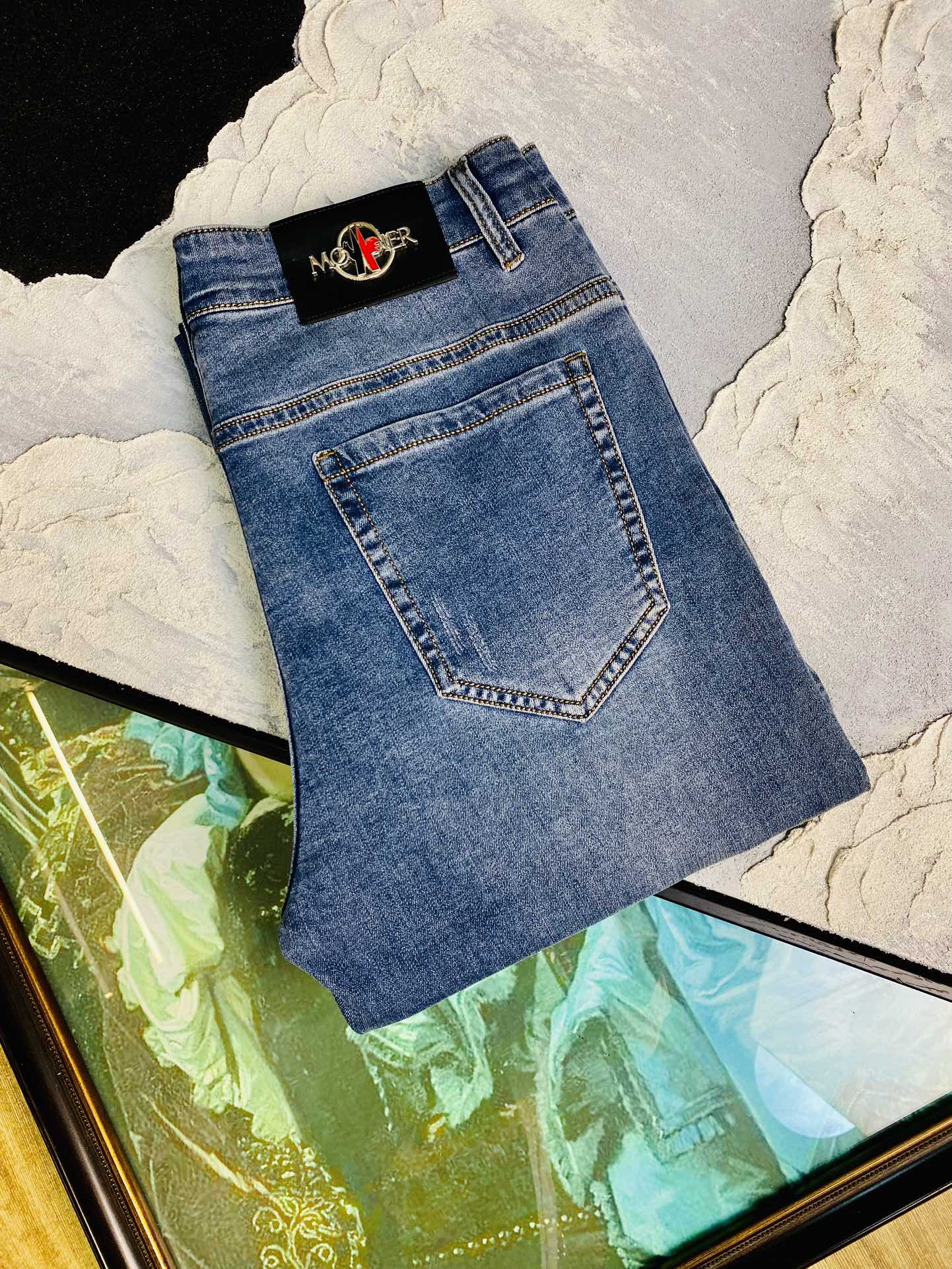 NO:486324,Moncler 25ss Spring and Summer New Style Men's Small Straight Original Single Jeans New Style is super soft, elastic fabric, complex craftsmanship superimposed. Any washing step lasts for a few seconds and will become completely different in color. Therefore, it is more precious, especially long-lasting and odor-resistant... Choose the best tannin elastic texture, genuine leather leather cards, high-quality metal accessories... to create a unique and original jeans style!  Original hardware accessories, super positive style, comfortable and breathable, extremely high grade, counter quality, and handsome upper body. Number of 29-38, Moncler, jeans, alexander wang19860909蒙口Moncler 25ss春夏新款 男士小直筒原单 牛仔裤 新款超柔软,弹力面料,复杂的手工艺叠加,任何一个洗水环节多停留几秒都会变成完全不一样的颜色效果,所以越加珍贵,特别持久、耐味…… 选用上乘的丹宁弹力质感,真皮皮牌、高定的金属辅料……打造出独特及原创的牛仔裤款型！原版五金辅料,版型超正,舒适透气,档次极高,专柜品质,上身帅气十足. 码数29-38,,Moncler,jeans,alexander wang,Men's clothing