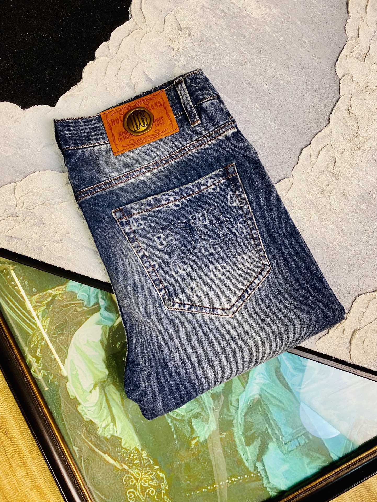 NO:497159,Dolce & Gabbana DG 25ss Spring and Summer New Style Men's Small Straight Original Single Jeans New Style is super soft, elastic fabric, complex craftsmanship superimposed. Any washing step lasts for a few seconds and will become a completely different color effect, so it is more precious, especially long-lasting and odor-resistant... Choose the best tannin elastic texture, genuine leather leather cards, high-quality metal accessories... to create a unique and original jeans style!  Original hardware and accessories, super positive style, comfortable and breathable, extremely high grade, counter quality, and handsome upper body. Number of codes 29-38, Dolce & Gabbana, jeans, alexander wang19860909杜嘉班纳DG 25ss春夏新款 男士小直筒原单 牛仔裤 新款超柔软,弹力面料,复杂的手工艺叠加,任何一个洗水环节多停留几秒都会变成完全不一样的颜色效果,所以越加珍贵,特别持久、耐味…… 选用上乘的丹宁弹力质感,真皮皮牌、高定的金属辅料……打造出独特及原创的牛仔裤款型！原版五金辅料,版型超正,舒适透气,档次极高,专柜品质,上身帅气十足. 码数29-38,,Dolce&Gabbana,jeans,alexander wang,Men's clothing