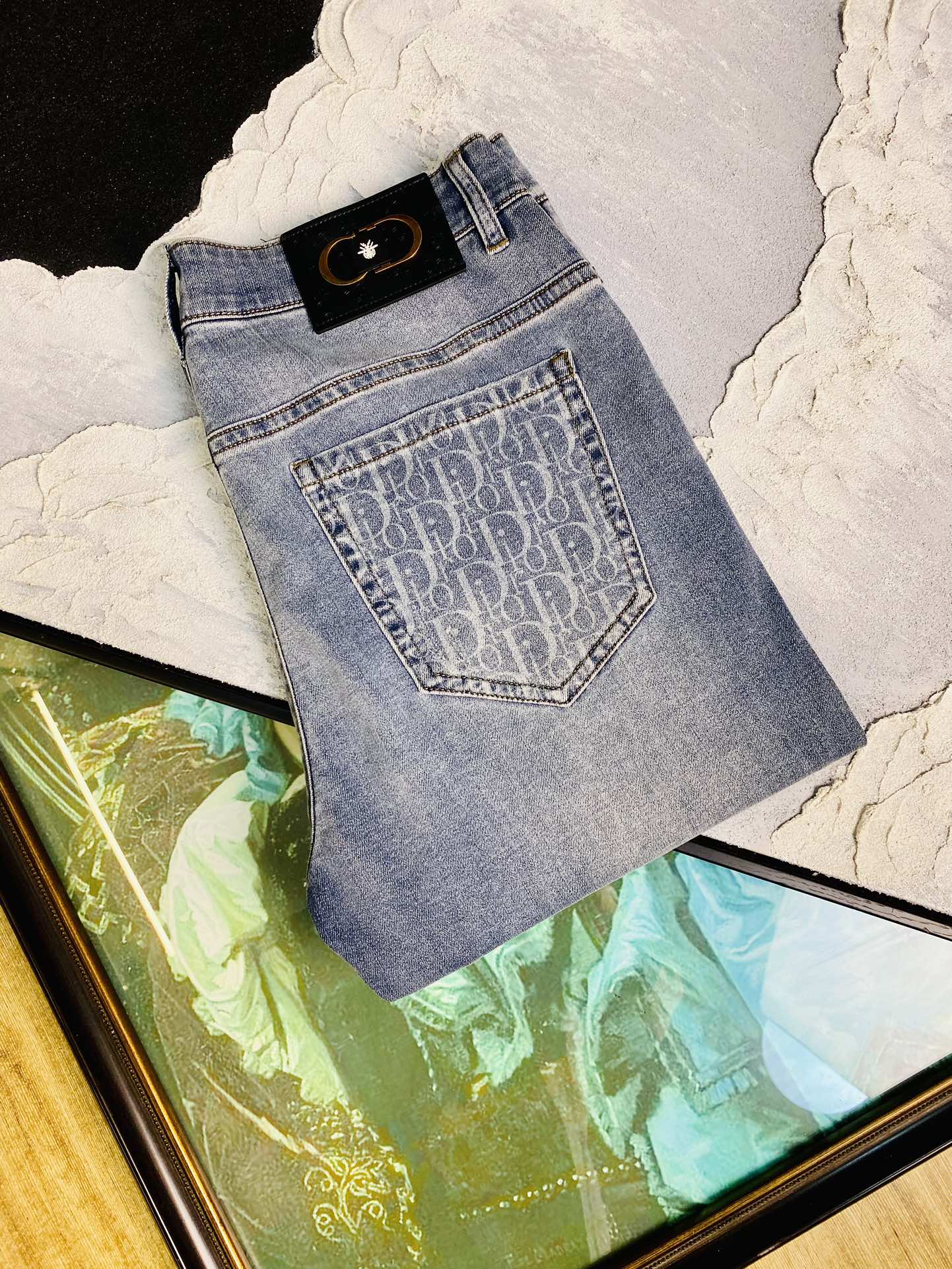 NO:497165,Dior 25ss Spring and Summer New Style Men's Small Straight Original Single Jeans New Style is super soft, elastic fabric, complex handicraft superposition, any washing step lasts for a few seconds and will become completely different color effects, so it is more precious, especially long-lasting and taste-resistant... Choose the best tannin elastic texture, genuine leather leather cards, high-quality metal accessories... to create a unique and original jeans style!  Original hardware accessories, super positive style, comfortable and breathable, extremely high grade, counter quality, and handsome upper body. Number of codes 29-38,,dior,dior,jeans,alexander wang19860909迪奥Dior 25ss春夏新款 男士小直筒原单 牛仔裤 新款超柔软,弹力面料,复杂的手工艺叠加,任何一个洗水环节多停留几秒都会变成完全不一样的颜色效果,所以越加珍贵,特别持久、耐味…… 选用上乘的丹宁弹力质感,真皮皮牌、高定的金属辅料……打造出独特及原创的牛仔裤款型！原版五金辅料,版型超正,舒适透气,档次极高,专柜品质,上身帅气十足. 码数29-38,,dior,dior,jeans,alexander wang,Men's clothing