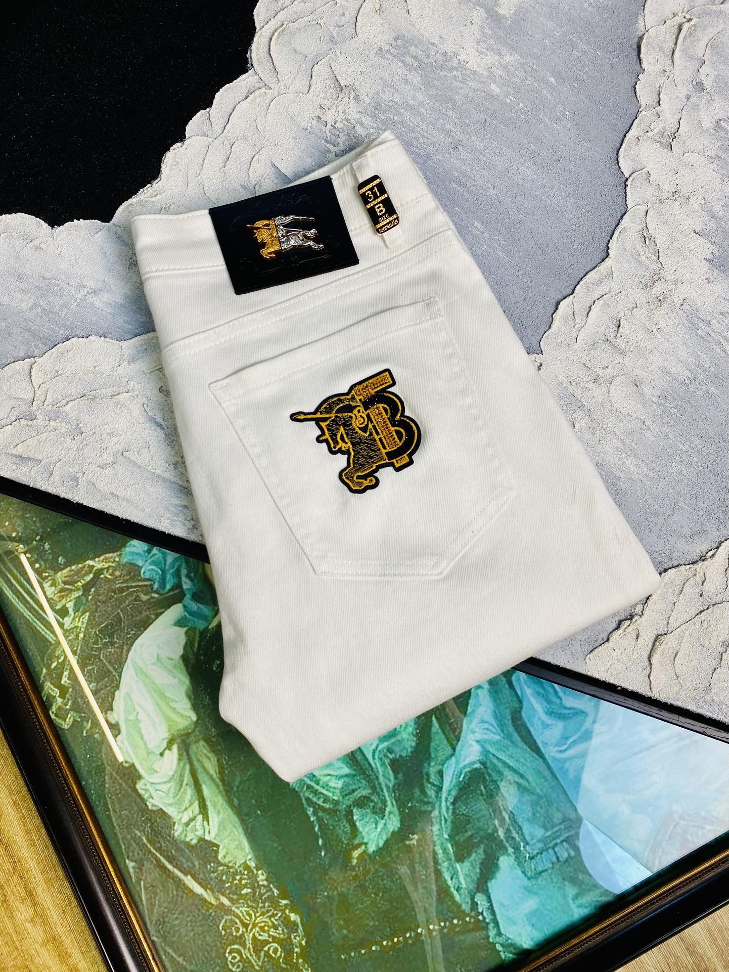 NO:131001,Burberry Burberry 25ss Spring and Summer New Style, Men's Small Straight Original Single Jeans New Style is super soft, elastic fabric, complex craftsmanship superimposed, any washing step lasts for a few seconds and will become completely different color effects, so it is more precious, especially long-lasting and taste-resistant... Choose the best tannin elastic texture, genuine leather leather cards, high-quality metal accessories... to create a unique and original jeans style!  Original hardware accessories, super positive style, comfortable and breathable, extremely high grade, counter quality, and handsome upper body. Number of codes 29-38, burberry, burberry, jeans, alexander wang19860909巴宝莉Burberry 25ss春夏新款 男士小直筒原单 牛仔裤 新款超柔软,弹力面料,复杂的手工艺叠加,任何一个洗水环节多停留几秒都会变成完全不一样的颜色效果,所以越加珍贵,特别持久、耐味…… 选用上乘的丹宁弹力质感,真皮皮牌、高定的金属辅料……打造出独特及原创的牛仔裤款型！原版五金辅料,版型超正,舒适透气,档次极高,专柜品质,上身帅气十足. 码数29-38,,burberry,burberry,jeans,alexander wang,Men's clothing