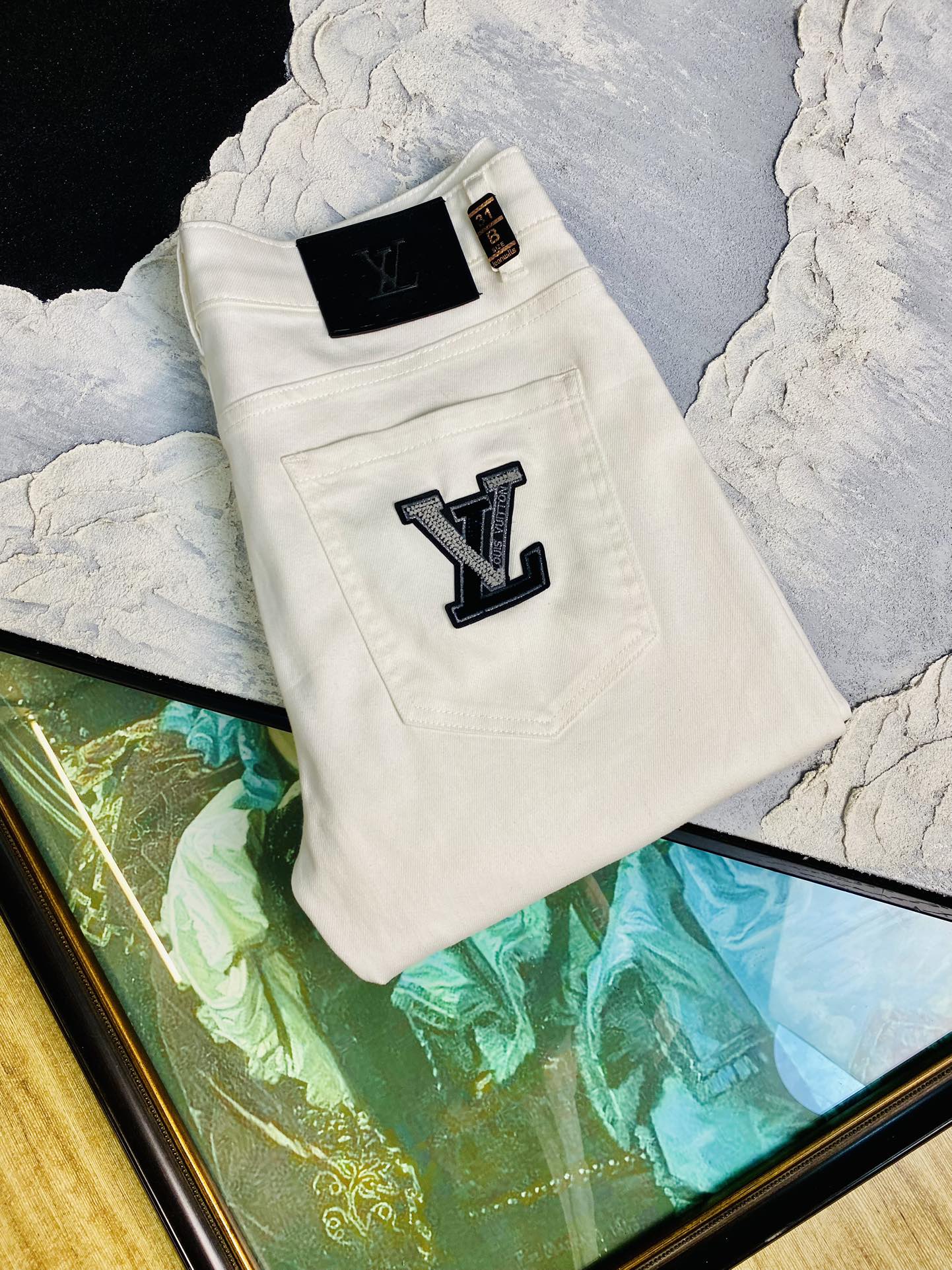 NO:497119,Louis Vuitton Lv 25ss Spring and Summer New Style Men's Small Straight Original Single Jeans New Style is super soft, elastic fabric, complex craftsmanship superimposed. Any washing step lasts for a few seconds and will become completely different in color. Therefore, it is more precious, especially long-lasting and odor-resistant... Choose the best tannin elastic texture, genuine leather leather cards, high-quality metal accessories... to create a unique and original jeans style!  Original hardware accessories, super positive style, comfortable and breathable, extremely high grade, counter quality, and handsome upper body. Number of codes 29-38,,louis vuitton,louis vuitton,jeans,alexander wang19860909路易威登Lv 25ss春夏新款 男士小直筒原单 牛仔裤 新款超柔软,弹力面料,复杂的手工艺叠加,任何一个洗水环节多停留几秒都会变成完全不一样的颜色效果,所以越加珍贵,特别持久、耐味…… 选用上乘的丹宁弹力质感,真皮皮牌、高定的金属辅料……打造出独特及原创的牛仔裤款型！原版五金辅料,版型超正,舒适透气,档次极高,专柜品质,上身帅气十足. 码数29-38,,louis vuitton,louis vuitton,jeans,alexander wang,Men's clothing