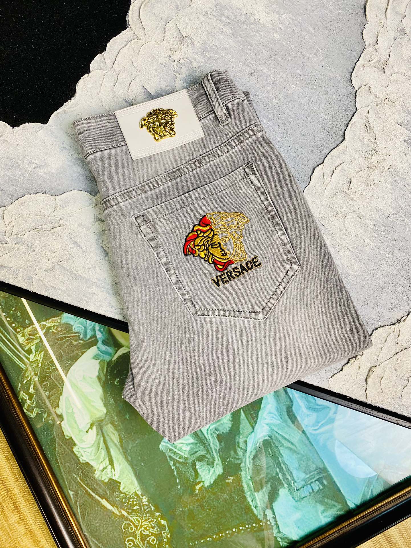 NO:151524,Versace Versace 25ss Spring and Summer New Style Men's Small Straight Original Single Jeans New Style is super soft, elastic fabric, complex craftsmanship superimposed. Any washing step lasts for a few seconds and will become completely different in color. Therefore, it is more precious, especially long-lasting and odor-resistant... Choose the best tannin elastic texture, genuine leather leather cards, high-quality metal accessories... to create a unique and original jeans style!  Original hardware accessories, super positive style, comfortable and breathable, extremely high grade, counter quality, and handsome upper body. Number of 29-38, versace, versace, jeans, alexander wang19860909范思哲Versace 25ss春夏新款 男士小直筒原单 牛仔裤 新款超柔软,弹力面料,复杂的手工艺叠加,任何一个洗水环节多停留几秒都会变成完全不一样的颜色效果,所以越加珍贵,特别持久、耐味…… 选用上乘的丹宁弹力质感,真皮皮牌、高定的金属辅料……打造出独特及原创的牛仔裤款型！原版五金辅料,版型超正,舒适透气,档次极高,专柜品质,上身帅气十足. 码数29-38,,versace,versace,jeans,alexander wang,Men's clothing