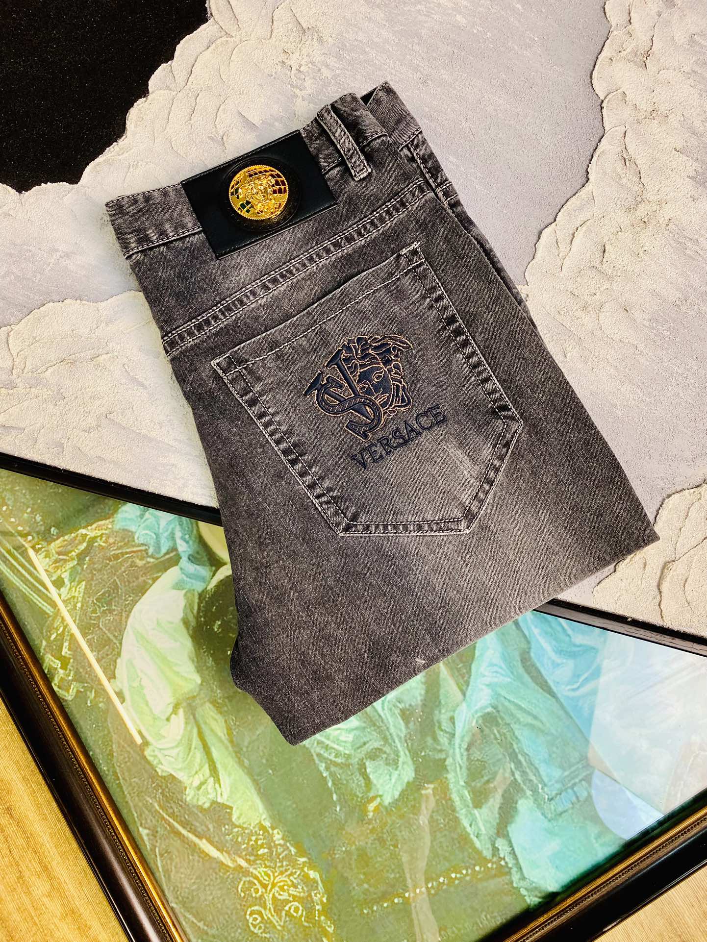 NO:486334,Versace Versace 25ss Spring and Summer New Style Men's Small Straight Original Single Jeans New Style is super soft, elastic fabric, complex craftsmanship superimposed. Any washing step lasts for a few seconds and will become completely different in color. Therefore, it is more precious, especially long-lasting and odor-resistant... Choose the best tannin elastic texture, genuine leather leather cards, high-quality metal accessories... to create a unique and original jeans style!  Original hardware accessories, super positive style, comfortable and breathable, extremely high grade, counter quality, and handsome upper body. Number of 29-38, versace, versace, jeans, alexander wang19860909范思哲Versace 25ss春夏新款 男士小直筒原单 牛仔裤 新款超柔软,弹力面料,复杂的手工艺叠加,任何一个洗水环节多停留几秒都会变成完全不一样的颜色效果,所以越加珍贵,特别持久、耐味…… 选用上乘的丹宁弹力质感,真皮皮牌、高定的金属辅料……打造出独特及原创的牛仔裤款型！原版五金辅料,版型超正,舒适透气,档次极高,专柜品质,上身帅气十足. 码数29-38,,versace,versace,jeans,alexander wang,Men's clothing