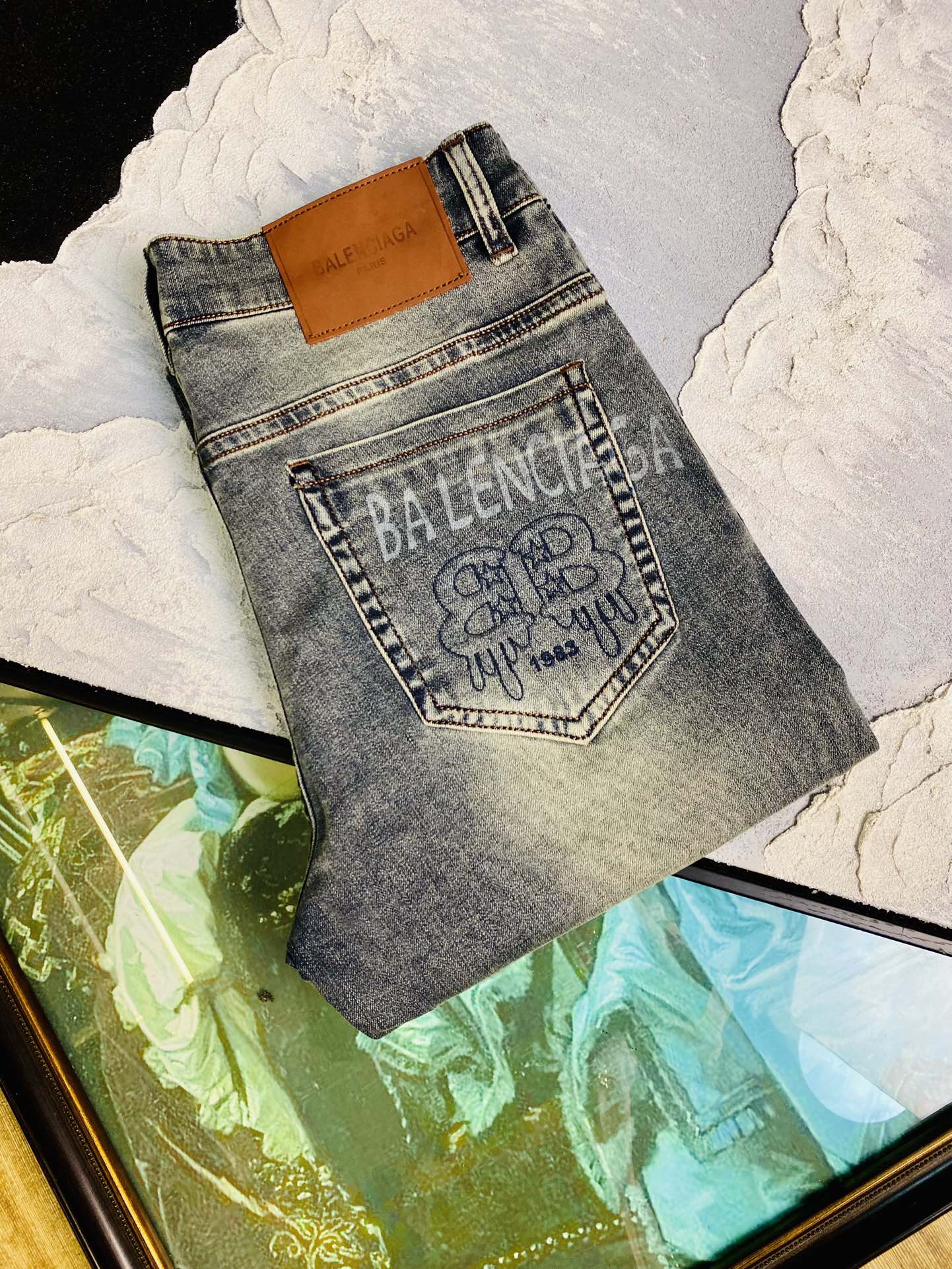 NO:131003,Balenciaga 25ss Spring and Summer New Style Men's Small Straight Original Single Jeans New Style is super soft, elastic fabric, complex craftsmanship superimposed. Any washing step lasts for a few seconds and will become a completely different color effect, so it is more precious, especially long-lasting and taste-resistant... Choose the best tannin elastic texture, genuine leather leather cards, high-quality metal accessories... to create a unique and original jeans style!  Original hardware accessories, super positive style, comfortable and breathable, extremely high grade, counter quality, and handsome upper body. Size number 29-38, balenciaga, balenciaga, jeans, alexander wang19860909巴黎世家Balenciaga 25ss春夏新款 男士小直筒原单 牛仔裤 新款超柔软,弹力面料,复杂的手工艺叠加,任何一个洗水环节多停留几秒都会变成完全不一样的颜色效果,所以越加珍贵,特别持久、耐味…… 选用上乘的丹宁弹力质感,真皮皮牌、高定的金属辅料……打造出独特及原创的牛仔裤款型！原版五金辅料,版型超正,舒适透气,档次极高,专柜品质,上身帅气十足. 码数29-38,,balenciaga,balenciaga,jeans,alexander wang,Men's clothing