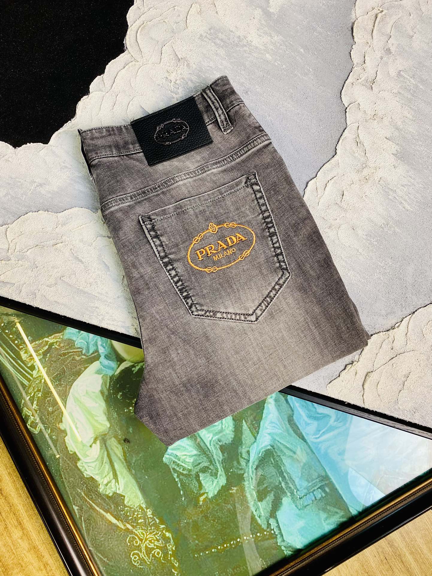 NO:427194,Prada Prada 25ss Spring and Summer New Style Men's Small Straight Original Single Jeans New Style is super soft, elastic fabric, complex craftsmanship superimposed. Any washing step lasts for a few seconds and will become completely different in color, so it is more precious, especially long-lasting and odor-resistant... Choose the best tannin elastic texture, genuine leather leather cards, high-quality metal accessories... to create a unique and original jeans style!  Original hardware accessories, super positive style, comfortable and breathable, extremely high grade, counter quality, and handsome upper body. Number of codes 29-38, prada, prada, jeans, alexander wang19860909普拉达Prada 25ss春夏新款 男士小直筒原单 牛仔裤 新款超柔软,弹力面料,复杂的手工艺叠加,任何一个洗水环节多停留几秒都会变成完全不一样的颜色效果,所以越加珍贵,特别持久、耐味…… 选用上乘的丹宁弹力质感,真皮皮牌、高定的金属辅料……打造出独特及原创的牛仔裤款型！原版五金辅料,版型超正,舒适透气,档次极高,专柜品质,上身帅气十足. 码数29-38,,prada,prada,jeans,alexander wang,Men's clothing