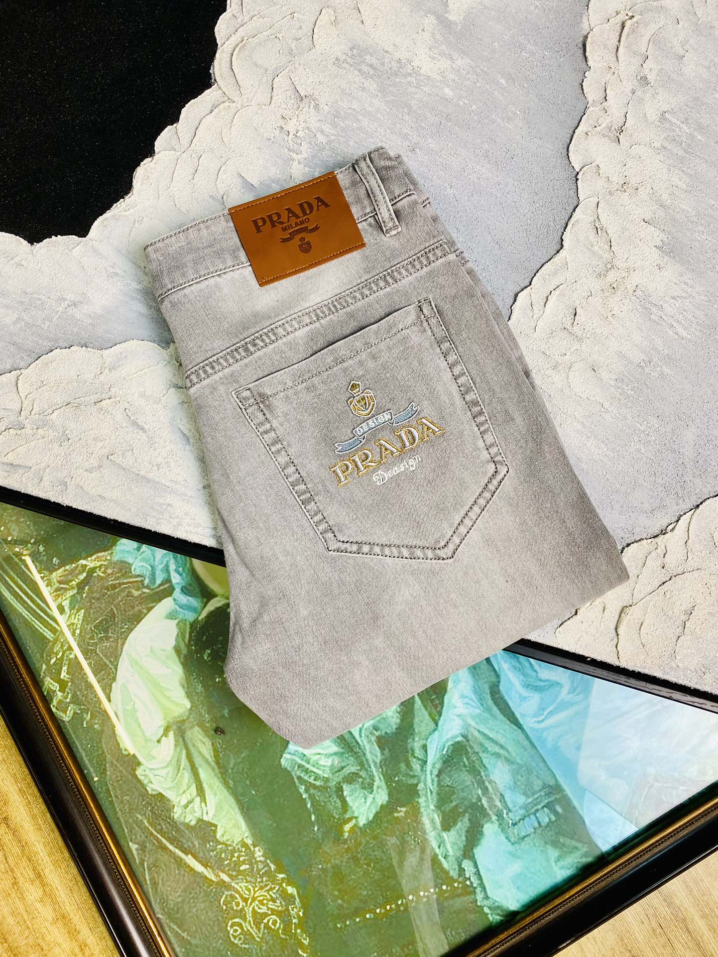 NO:472573,Prada Prada 25ss Spring and Summer New Style Men's Small Straight Original Single Jeans New Style is super soft, elastic fabric, complex craftsmanship superimposed. Any washing step lasts for a few seconds and will become completely different in color, so it is more precious, especially long-lasting and odor-resistant... Choose the best tannin elastic texture, genuine leather leather cards, high-quality metal accessories... to create a unique and original jeans style!  Original hardware accessories, super positive style, comfortable and breathable, extremely high grade, counter quality, and handsome upper body. Number of codes 29-38, prada, prada, jeans, alexander wang19860909普拉达Prada 25ss春夏新款 男士小直筒原单 牛仔裤 新款超柔软,弹力面料,复杂的手工艺叠加,任何一个洗水环节多停留几秒都会变成完全不一样的颜色效果,所以越加珍贵,特别持久、耐味…… 选用上乘的丹宁弹力质感,真皮皮牌、高定的金属辅料……打造出独特及原创的牛仔裤款型！原版五金辅料,版型超正,舒适透气,档次极高,专柜品质,上身帅气十足. 码数29-38,,prada,prada,jeans,alexander wang,Men's clothing