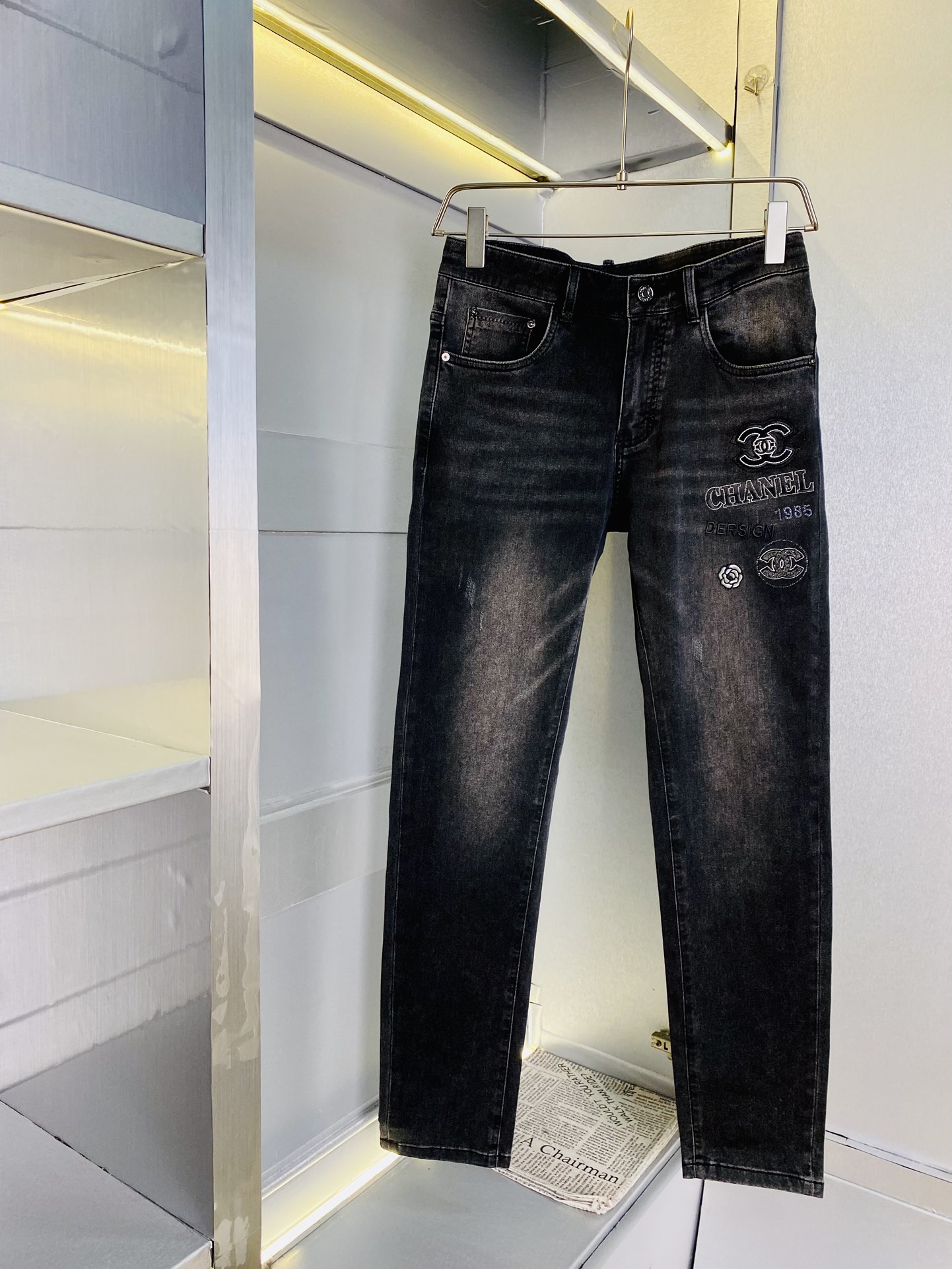 NO:131005,Chanel Chanel 25ss Spring and Summer New Style Men's Small Straight Original Single Jeans New Style is super soft, elastic fabric, complex craftsmanship superimposed. Any washing step lasts for a few seconds and will become completely different in color, so it is more precious, especially long-lasting and taste-resistant... Choose the best tannin elastic texture, genuine leather leather cards, high-quality metal accessories... to create a unique and original jeans style!  Original hardware accessories, super positive style, comfortable and breathable, extremely high grade, counter quality, and handsome upper body. Number of 29-38, chanel, chanel, jeans, alexander wang19860909香奈儿Chanel 25ss春夏新款 男士小直筒原单 牛仔裤 新款超柔软,弹力面料,复杂的手工艺叠加,任何一个洗水环节多停留几秒都会变成完全不一样的颜色效果,所以越加珍贵,特别持久、耐味…… 选用上乘的丹宁弹力质感,真皮皮牌、高定的金属辅料……打造出独特及原创的牛仔裤款型！原版五金辅料,版型超正,舒适透气,档次极高,专柜品质,上身帅气十足. 码数29-38,,chanel,chanel,jeans,alexander wang,Men's clothing