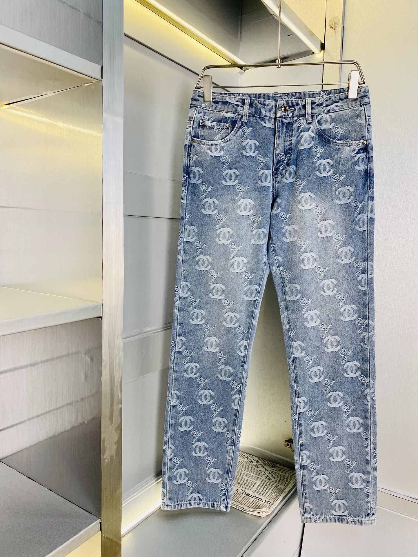 NO:131007,Chanel CHANEL 25ss Spring and Summer New Style, Men's Small Straight Original Single, Wide-Legged Jeans New Style is super soft, elastic fabric, complex craftsmanship superimposed, any washing step lasts for a few seconds and will become completely different color effects, so it is more precious, especially long-lasting and taste-resistant... Choose the best tannin elastic texture, genuine leather leather cards, high-quality metal accessories... to create a unique and original jeans style!  Original hardware accessories, super positive style, comfortable and breathable, extremely high grade, counter quality, and handsome upper body. Number of 29-38, chanel, chanel, jeans, alexander wang19860909香奈儿CHANEL 25ss春夏新款 男士小直筒原单 阔腿牛仔裤 新款超柔软,弹力面料,复杂的手工艺叠加,任何一个洗水环节多停留几秒都会变成完全不一样的颜色效果,所以越加珍贵,特别持久、耐味…… 选用上乘的丹宁弹力质感,真皮皮牌、高定的金属辅料……打造出独特及原创的牛仔裤款型！原版五金辅料,版型超正,舒适透气,档次极高,专柜品质,上身帅气十足. 码数29-38,,chanel,chanel,jeans,alexander wang,Men's clothing