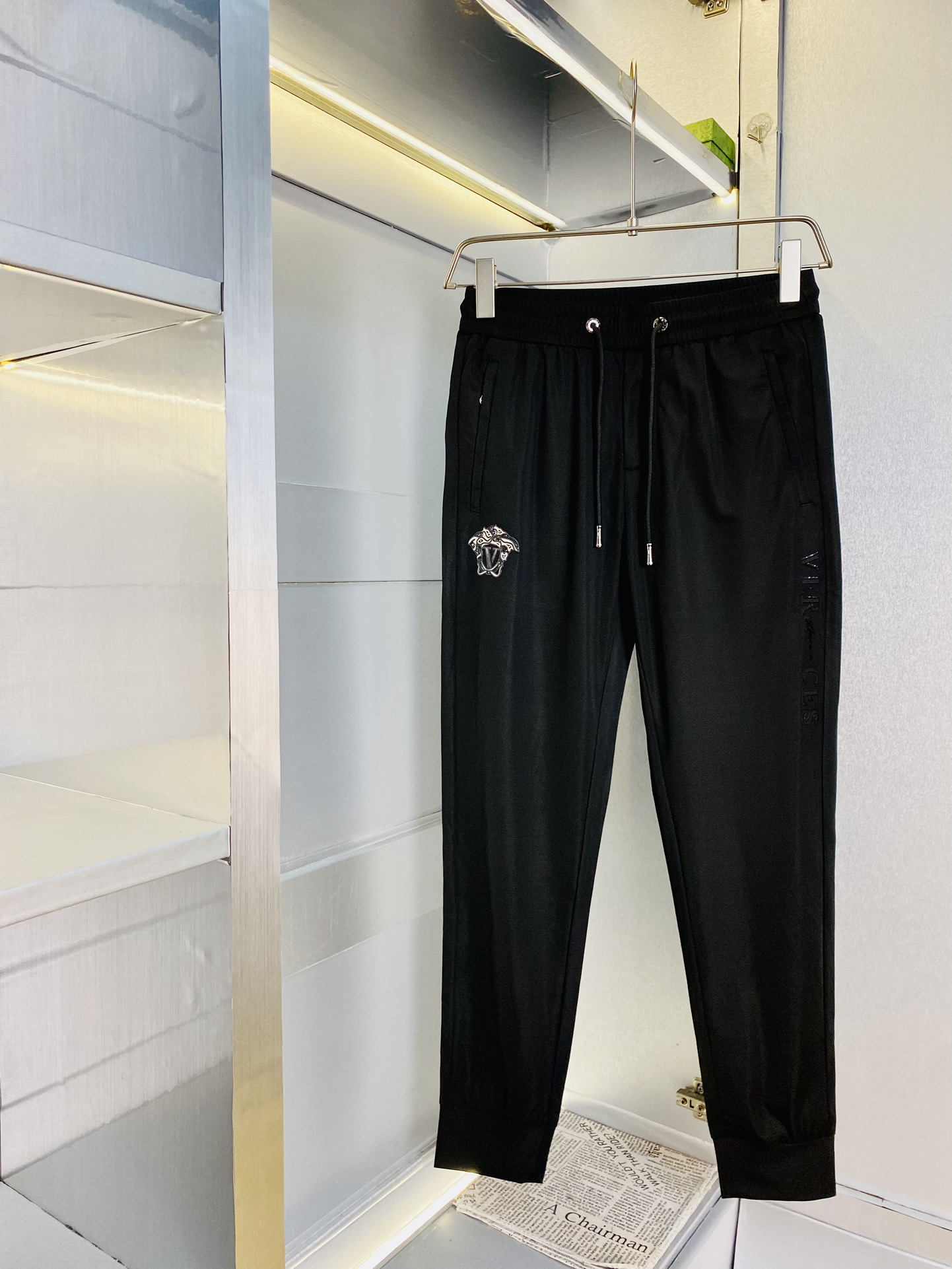 NO:131009,The original official website can wear 220 kilograms Versace. Simple and fashionable. Early spring wardrobe trousers, elastic pants, casual pants, long trousers, low-key and luxurious. It is very classy when worn. There is no need to say much about the style and cutting of the pants. The upper body is exquisite and vivid. The truly first-class quality is the real-class casual pants, elastic pants, sweatpants, are made of Turkey's cotton, and produces the most famous tannin cloth. The quality is excellent, and the pants are soft after heavy washing!  Straight-footed style, not picky, the upper body is absolutely stylish, the waist is inlaid with silver jewelry, extremely luxurious. The size is 29-38, versace, versace, alexander wang19860909官网原单货 可穿220斤范思哲Versace 简约时尚 早春款卫裤松紧裤休闲裤长裤身穿着非常舒适 低调不失奢华 穿出去非常有档次,裤型款式和裁剪亦无需多言 上身精致跃然.真正一等一顶级质料 真正殿堂级的休闲裤松紧裤卫裤,选用土耳其的棉花 生产出最有名的单宁布 品质卓然,经过重水洗使得裤子很柔软！直脚的版型 不挑人 上身绝对的有型 裤腰镶嵌银饰达人设计 极度奢华.码数29-38,,versace,versace,alexander wang,Men's clothing