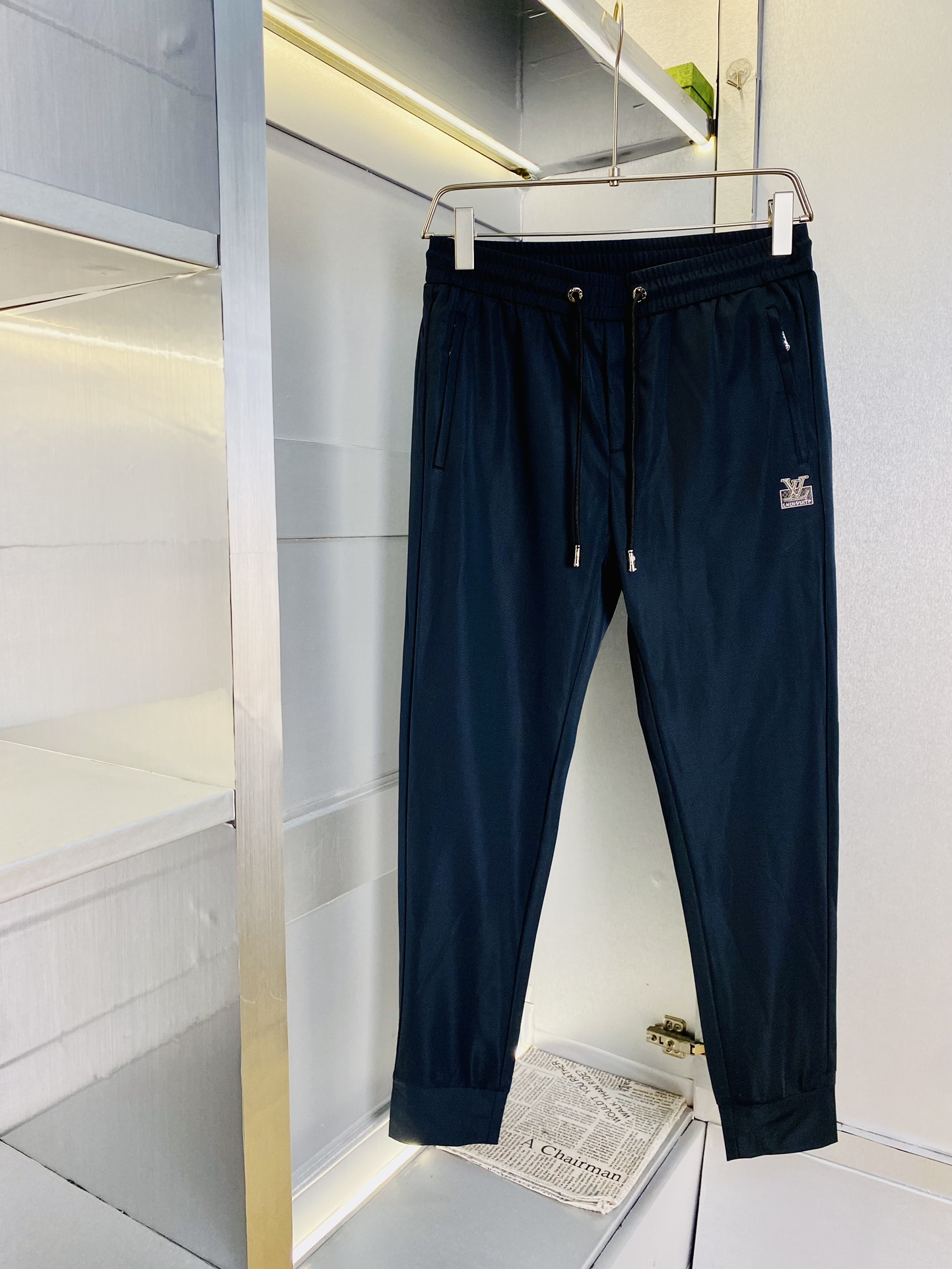 NO:131011,The original product of the official website can wear 220 kilograms of Louis Vuitton Lv. Simple and fashionable. Early spring wardrobe trousers, elastic pants, casual pants, long trousers, low-key and luxurious. It is very classy when worn. There is no need to say much about the trousers and cuts. The upper body is exquisite and vivid. The truly first-class quality is the real-class casual pants, elastic pants, sweatpants, and Turkish cotton, which produces the most famous tannin cloth. The quality is excellent, and the pants are soft after heavy washing!  Straight-footed style, not picky, the upper body is absolutely stylish, the waist is inlaid with silver jewelry, extremely luxurious. The size is 29-38,,louis vuitton,louis vuitton,alexander wang19860909官网原单货 可穿220斤路易威登Lv 简约时尚 早春款卫裤松紧裤休闲裤长裤身穿着非常舒适 低调不失奢华 穿出去非常有档次,裤型款式和裁剪亦无需多言 上身精致跃然.真正一等一顶级质料 真正殿堂级的休闲裤松紧裤卫裤,选用土耳其的棉花 生产出最有名的单宁布 品质卓然,经过重水洗使得裤子很柔软！直脚的版型 不挑人 上身绝对的有型 裤腰镶嵌银饰达人设计 极度奢华.码数29-38,,louis vuitton,louis vuitton,alexander wang,Men's clothing