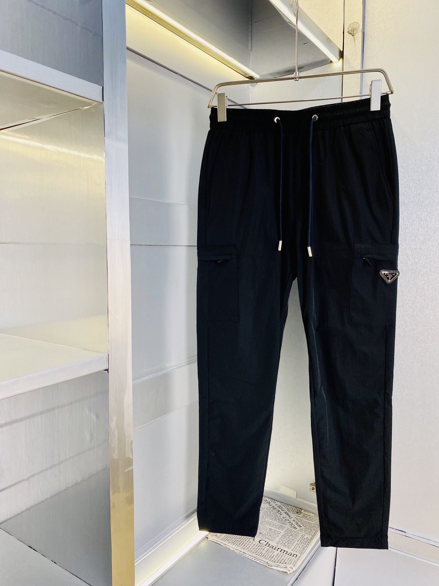 NO:427220,The original item on the official website can wear 220 kilograms Prada. Simple and fashionable. Straight casual pants, long trousers, trousers, elastic pants, very comfortable to wear, low-key and luxurious. It is very classy when worn, and there is no need to say much about the trousers and cuts. The upper body is exquisite and vivid. The truly first-class quality is the real-class casual pants, elastic pants, are made of Turkey's cotton, and produce the most famous tannin cloth. The quality is excellent, and the pants are soft after heavy washing!  Straight-footed style, not picky, absolutely stylish, expert design, extremely luxurious. Number of codes: M-4XL, prada, prada, alexander wang19860909官网原单货 可穿220斤普拉达Prada 简约时尚 直筒休闲裤长裤卫裤松紧裤身穿着非常舒适 低调不失奢华 穿出去非常有档次,裤型款式和裁剪亦无需多言 上身精致跃然.真正一等一顶级质料 真正殿堂级的休闲裤松紧裤,选用土耳其的棉花 生产出最有名的单宁布 品质卓然,经过重水洗使得裤子很柔软！直脚的版型 不挑人 上身绝对的有型 达人设计 极度奢华.码数:M-4XL,,prada,prada,alexander wang,Men's clothing