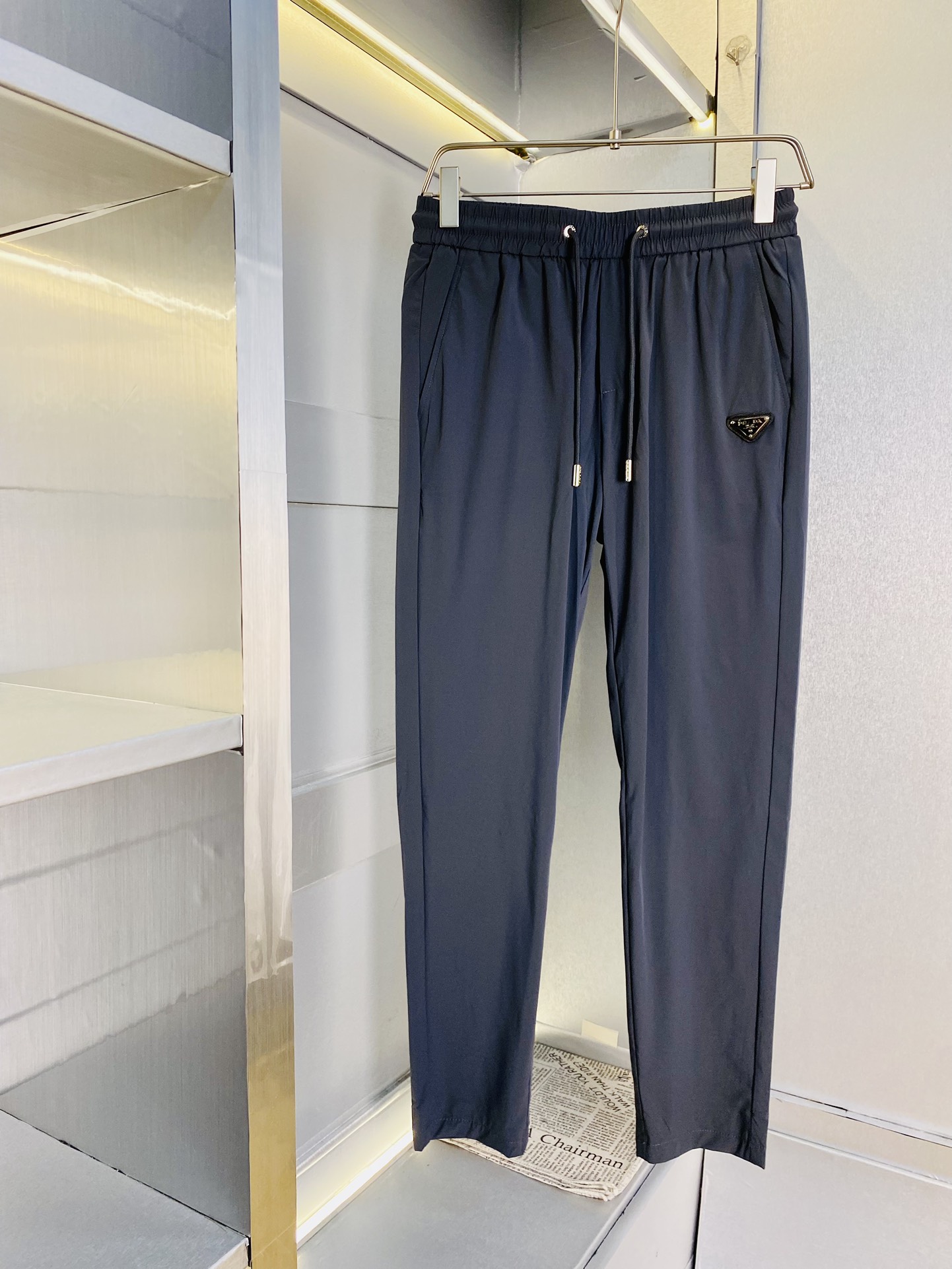 NO:147071,The original official website can wear 220 kilograms Prada Prada Simple and fashionable Straight casual pants trousers trousers trousers are very comfortable to wear, low-key and luxurious, very classy when worn, and there is no need to say much about the trousers style and cutting. The upper body is exquisite and vivid. The truly first-class quality is the real-class casual pants elastic pants, which are made of Turkey's cotton, produce the most famous tannin cloth. The quality is excellent, and the pants are soft after heavy washing!  Straight-footed style, not picky, absolutely stylish, expert design, extremely luxurious. Number of codes: M-4XL, prada, prada, alexander wang19860909官网原单货 可穿220斤普拉达Prada 简约时尚 直筒休闲裤长裤卫裤松紧裤身穿着非常舒适 低调不失奢华 穿出去非常有档次,裤型款式和裁剪亦无需多言 上身精致跃然.真正一等一顶级质料 真正殿堂级的休闲裤松紧裤,选用土耳其的棉花 生产出最有名的单宁布 品质卓然,经过重水洗使得裤子很柔软！直脚的版型 不挑人 上身绝对的有型 达人设计 极度奢华.码数:M-4XL,,prada,prada,alexander wang,Men's clothing