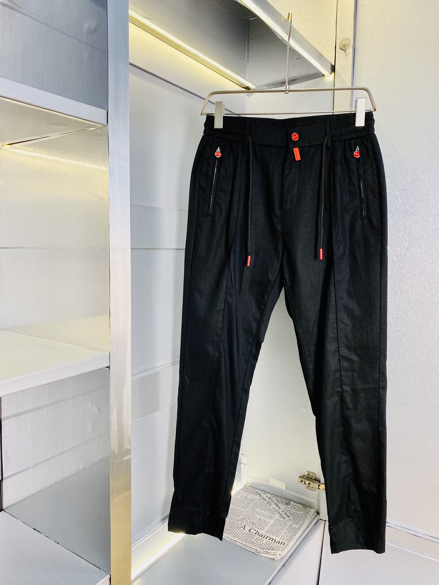 NO:140968,The original official website can wear 220 kilogram Kiton Simple and fashionable Straight casual pants trousers trousers trousers are very comfortable to wear, low-key and luxurious, very classy when worn, and there is no need to say much about the trousers style and cutting. The upper body is exquisite and vivid. The truly first-class quality is the real-class casual pants elastic pants, which are made of Turkey's cotton, produce the most famous tannin cloth. The quality is excellent, and the pants are heavy washed to make the pants very soft!  Straight-footed style, not picky, absolutely stylish, expert design, extremely luxurious. Number of sizes: M-4XL, alexander wang19860909官网原单货 可穿220斤Kiton 简约时尚 直筒休闲裤长裤卫裤松紧裤身穿着非常舒适 低调不失奢华 穿出去非常有档次,裤型款式和裁剪亦无需多言 上身精致跃然.真正一等一顶级质料 真正殿堂级的休闲裤松紧裤,选用土耳其的棉花 生产出最有名的单宁布 品质卓然,经过重水洗使得裤子很柔软！直脚的版型 不挑人 上身绝对的有型 达人设计 极度奢华.码数:M-4XL,,alexander wang,Men's clothing