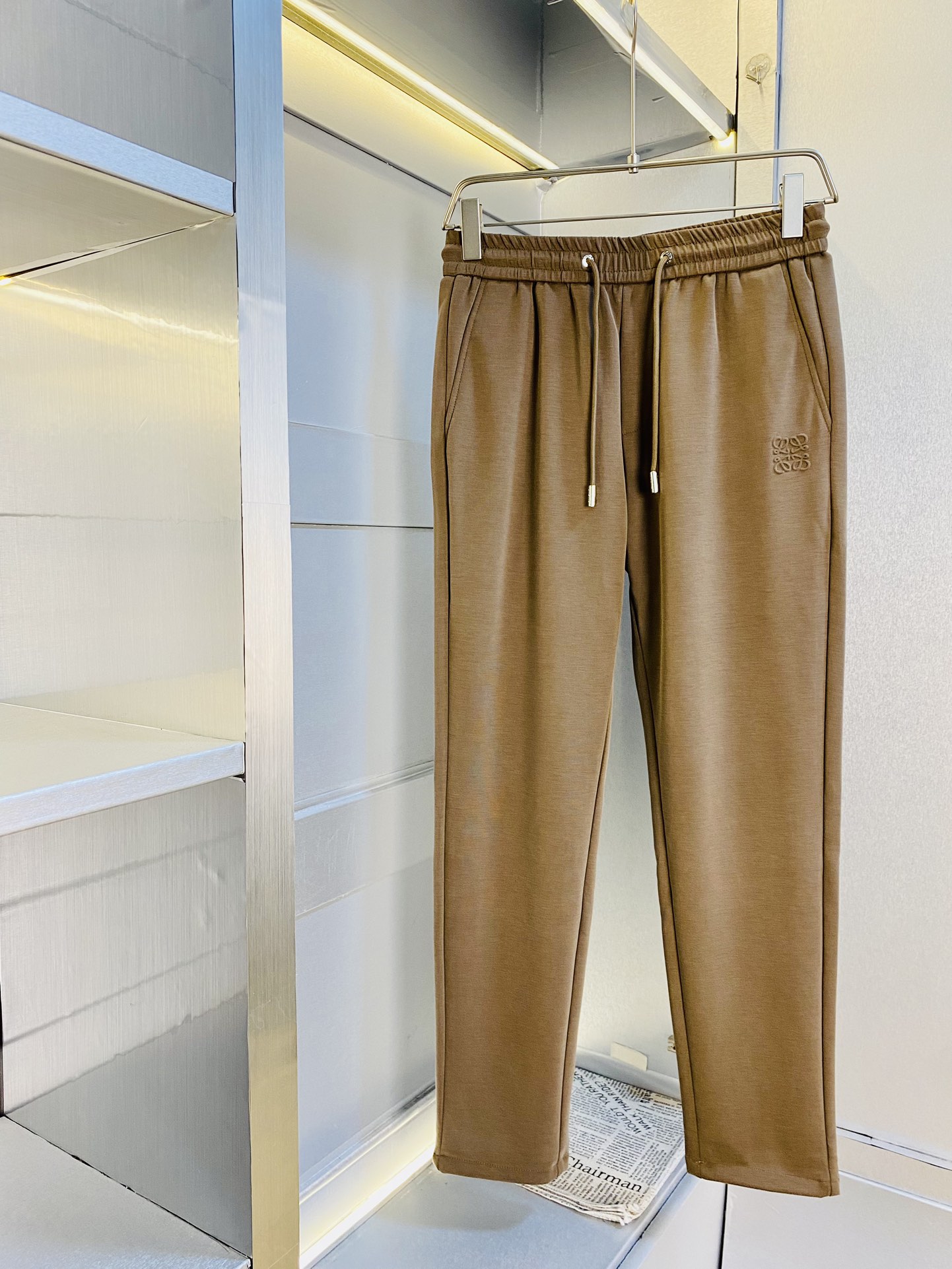 NO:136843,The original official website can wear 220 kilograms Loewe. Simple and fashionable. Straight casual pants, long trousers, trousers, elastic pants, very comfortable to wear, low-key and luxurious. It is very classy when worn. There is no need to say much about the style and cutting of the pants. The upper body is exquisite and vivid. The truly first-class quality is the real-class casual pants, elastic pants, are made of Turkey's cotton, and produce the most famous tannin cloth. The quality is excellent, and the pants are soft after heavy washing!  Straight-footed style, not picky, absolutely stylish, expert design, extremely luxurious. Number of sizes: M-4XL, loewe, loewe, alexander wang19860909官网原单货 可穿220斤罗意威Loewe 简约时尚 直筒休闲裤长裤卫裤松紧裤身穿着非常舒适 低调不失奢华 穿出去非常有档次,裤型款式和裁剪亦无需多言 上身精致跃然.真正一等一顶级质料 真正殿堂级的休闲裤松紧裤,选用土耳其的棉花 生产出最有名的单宁布 品质卓然,经过重水洗使得裤子很柔软！直脚的版型 不挑人 上身绝对的有型 达人设计 极度奢华.码数:M-4XL,,loewe,loewe,alexander wang,Men's clothing