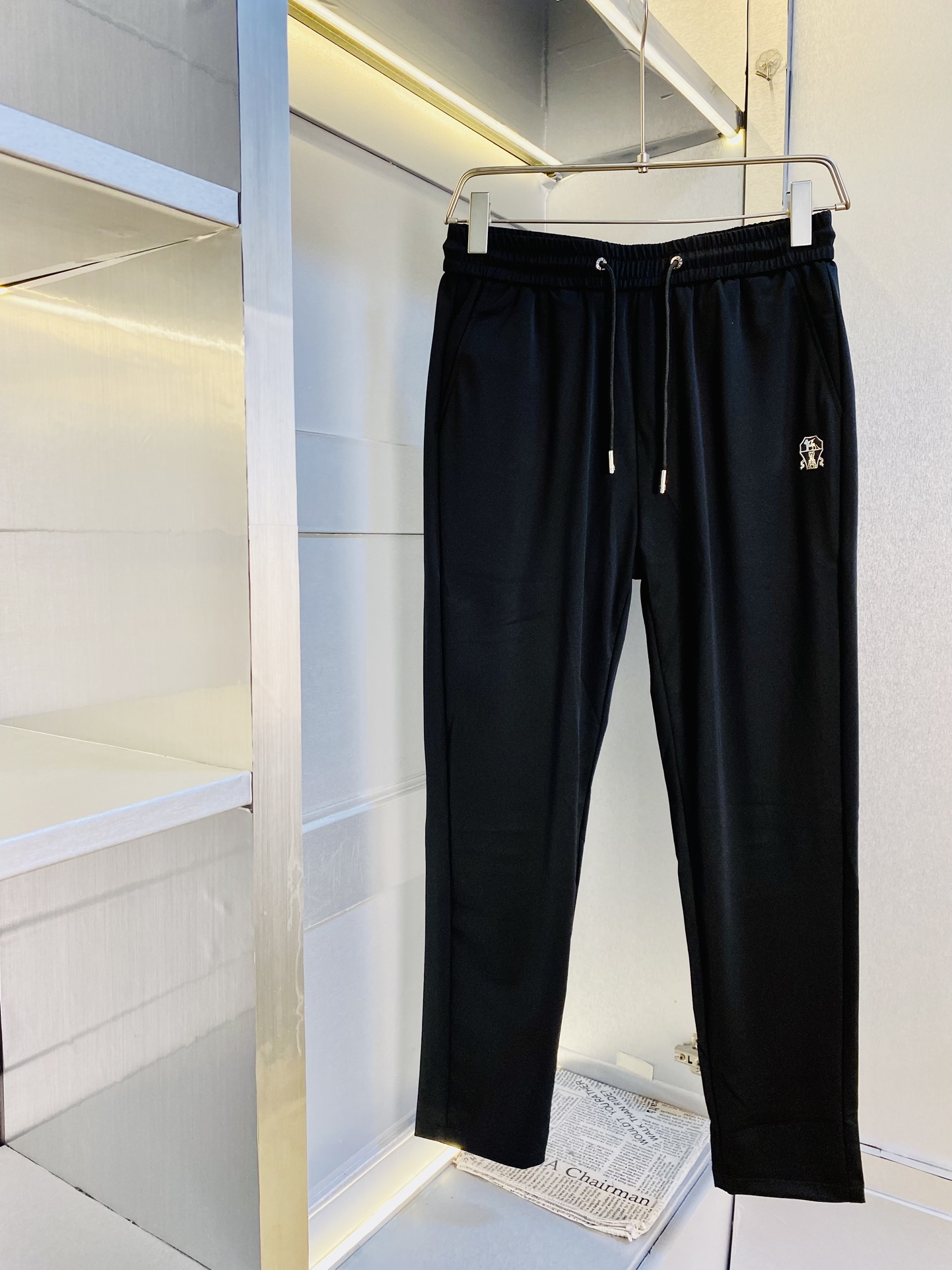 NO:132643,The original official website can wear 220 kilograms BC. Simple and fashionable. Straight casual pants, long trousers, trousers, elastic pants, very comfortable to wear, low-key and luxurious. It is very classy when worn. There is no need to say much about the style and cutting of the pants. The upper body is exquisite and vivid. The truly first-class quality is the real-class casual pants, elastic pants, are made of Turkey's cotton, and produce the most famous tannin cloth. The quality is excellent, and the pants are soft after heavy washing!  Straight-footed style, not picky, absolutely stylish, expert design, extremely luxurious. Number of sizes: M-4XL, alexander wang19860909官网原单货 可穿220斤BC 简约时尚 直筒休闲裤长裤卫裤松紧裤身穿着非常舒适 低调不失奢华 穿出去非常有档次,裤型款式和裁剪亦无需多言 上身精致跃然.真正一等一顶级质料 真正殿堂级的休闲裤松紧裤,选用土耳其的棉花 生产出最有名的单宁布 品质卓然,经过重水洗使得裤子很柔软！直脚的版型 不挑人 上身绝对的有型 达人设计 极度奢华.码数:M-4XL,,alexander wang,Men's clothing