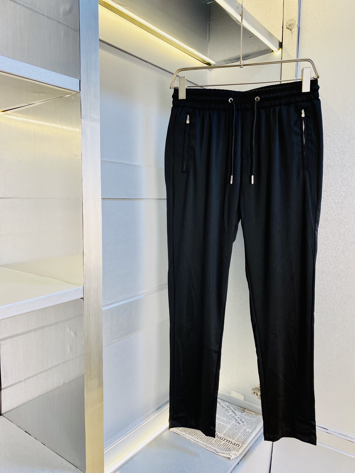 NO:147083,The original official website can wear 220 kilograms BC. Simple and fashionable. Straight casual pants, long trousers, trousers, elastic pants, very comfortable to wear, low-key and luxurious. It is very classy when worn. There is no need to say much about the style and cutting of the pants. The upper body is exquisite and vivid. The truly first-class quality is the real-class casual pants, elastic pants, are made of Turkey's cotton, and produce the most famous tannin cloth. The quality is excellent, and the pants are soft after heavy washing!  Straight-footed style, not picky, absolutely stylish, expert design, extremely luxurious. Number of sizes: M-4XL, alexander wang19860909官网原单货 可穿220斤BC 简约时尚 直筒休闲裤长裤卫裤松紧裤身穿着非常舒适 低调不失奢华 穿出去非常有档次,裤型款式和裁剪亦无需多言 上身精致跃然.真正一等一顶级质料 真正殿堂级的休闲裤松紧裤,选用土耳其的棉花 生产出最有名的单宁布 品质卓然,经过重水洗使得裤子很柔软！直脚的版型 不挑人 上身绝对的有型 达人设计 极度奢华.码数:M-4XL,,alexander wang,Men's clothing