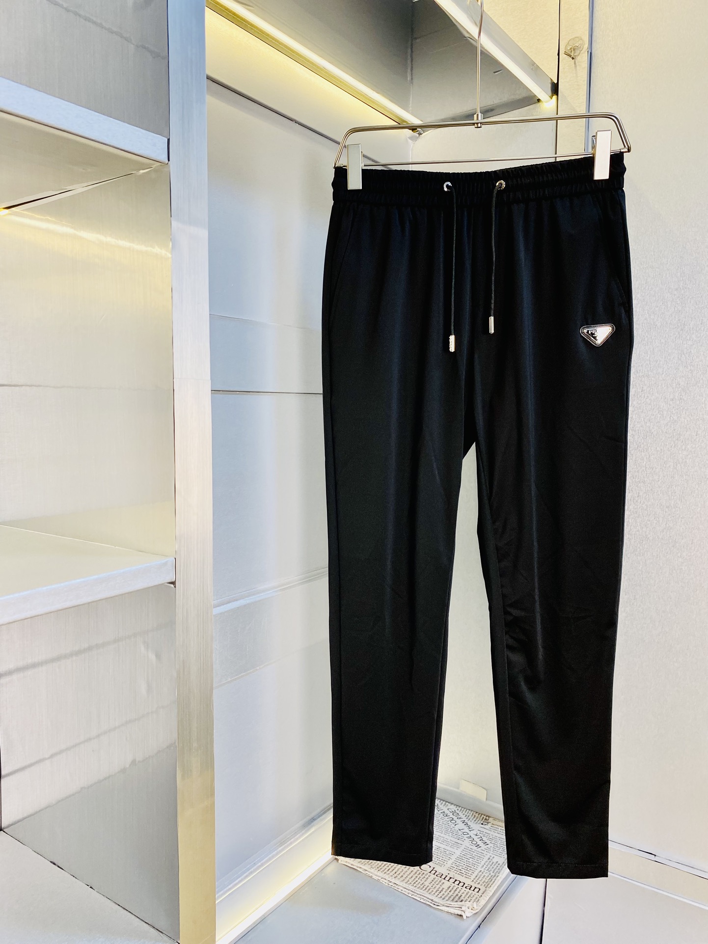 NO:147095,The original item on the official website can wear 220 kilograms Prada. Simple and fashionable. Straight casual pants, long trousers, trousers, elastic pants, very comfortable to wear, low-key and luxurious. It is very classy when worn, and there is no need to say much about the style and cutting of the pants. The upper body is exquisite and vivid. The truly first-class quality is the real-class casual pants, elastic pants, are made of Turkey's cotton, and produce the most famous tannin cloth. The quality is excellent, and the pants are soft after heavy washing!  Straight-footed style, not picky, absolutely stylish, expert design, extremely luxurious. Number of codes: M-4XL, prada, prada, alexander wang19860909官网原单货 可穿220斤普拉达Prada 简约时尚 直筒休闲裤长裤卫裤松紧裤身穿着非常舒适 低调不失奢华 穿出去非常有档次,裤型款式和裁剪亦无需多言 上身精致跃然.真正一等一顶级质料 真正殿堂级的休闲裤松紧裤,选用土耳其的棉花 生产出最有名的单宁布 品质卓然,经过重水洗使得裤子很柔软！直脚的版型 不挑人 上身绝对的有型 达人设计 极度奢华.码数:M-4XL,,prada,prada,alexander wang,Men's clothing