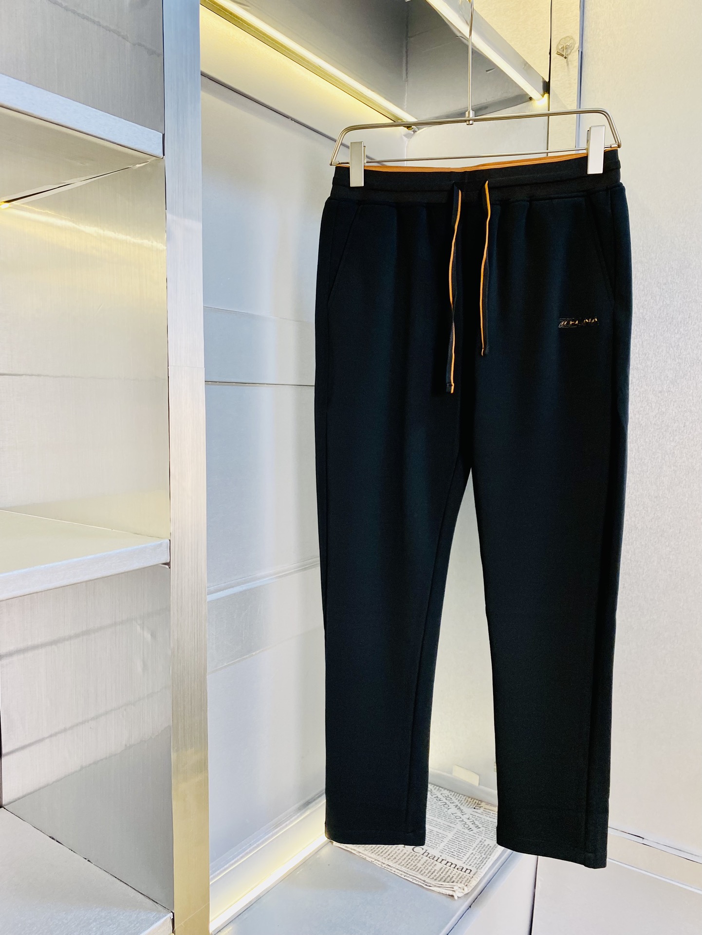 NO:147106,The original item on the official website can wear 220 kilograms of Zegna. Simple and fashionable. Straight casual pants, long trousers, trousers, elastic pants, very comfortable to wear, low-key and luxurious. It is very classy when worn, and there is no need to say much about the style and cutting of the pants. The upper body is exquisite and vivid. The truly first-class quality is the real-class casual pants, elastic pants, are made of Turkey's cotton, and produce the most famous tannin cloth. The quality is excellent, and the pants are soft after heavy washing!  Straight-footed style, not picky, absolutely stylish, expert design, extremely luxurious. Number of sizes: M-4XL, zegna, alexander wang19860909官网原单货 可穿220斤杰尼亚Zegna 简约时尚 直筒休闲裤长裤卫裤松紧裤身穿着非常舒适 低调不失奢华 穿出去非常有档次,裤型款式和裁剪亦无需多言 上身精致跃然.真正一等一顶级质料 真正殿堂级的休闲裤松紧裤,选用土耳其的棉花 生产出最有名的单宁布 品质卓然,经过重水洗使得裤子很柔软！直脚的版型 不挑人 上身绝对的有型 达人设计 极度奢华.码数:M-4XL,,zegna,alexander wang,Men's clothing