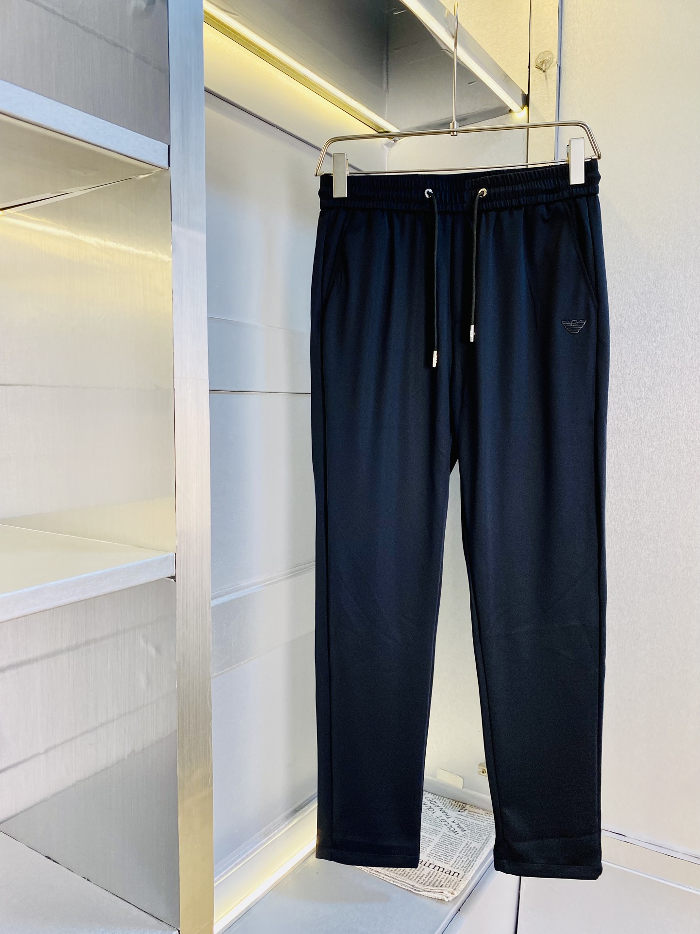 NO:132644,The original item on the official website can wear 220 kilograms Armani. Simple and fashionable. Straight casual pants, long trousers, trousers, elastic pants, very comfortable to wear, low-key and luxurious. It is very classy when worn, and there is no need to say much about the style and cutting of the pants. The upper body is exquisite and vivid. The truly first-class quality is the real-class casual pants, elastic pants, are made of Turkey's cotton, and produce the most famous tannin cloth. The quality is excellent, and the pants are soft after heavy washing!  Straight-footed style, not picky, absolutely stylish, expert design, extremely luxurious. Number of sizes: M-4XL, armani, armani, alexander wang19860909官网原单货 可穿220斤阿玛尼Armani 简约时尚 直筒休闲裤长裤卫裤松紧裤身穿着非常舒适 低调不失奢华 穿出去非常有档次,裤型款式和裁剪亦无需多言 上身精致跃然.真正一等一顶级质料 真正殿堂级的休闲裤松紧裤,选用土耳其的棉花 生产出最有名的单宁布 品质卓然,经过重水洗使得裤子很柔软！直脚的版型 不挑人 上身绝对的有型 达人设计 极度奢华.码数:M-4XL,,armani,armani,alexander wang,Men's clothing